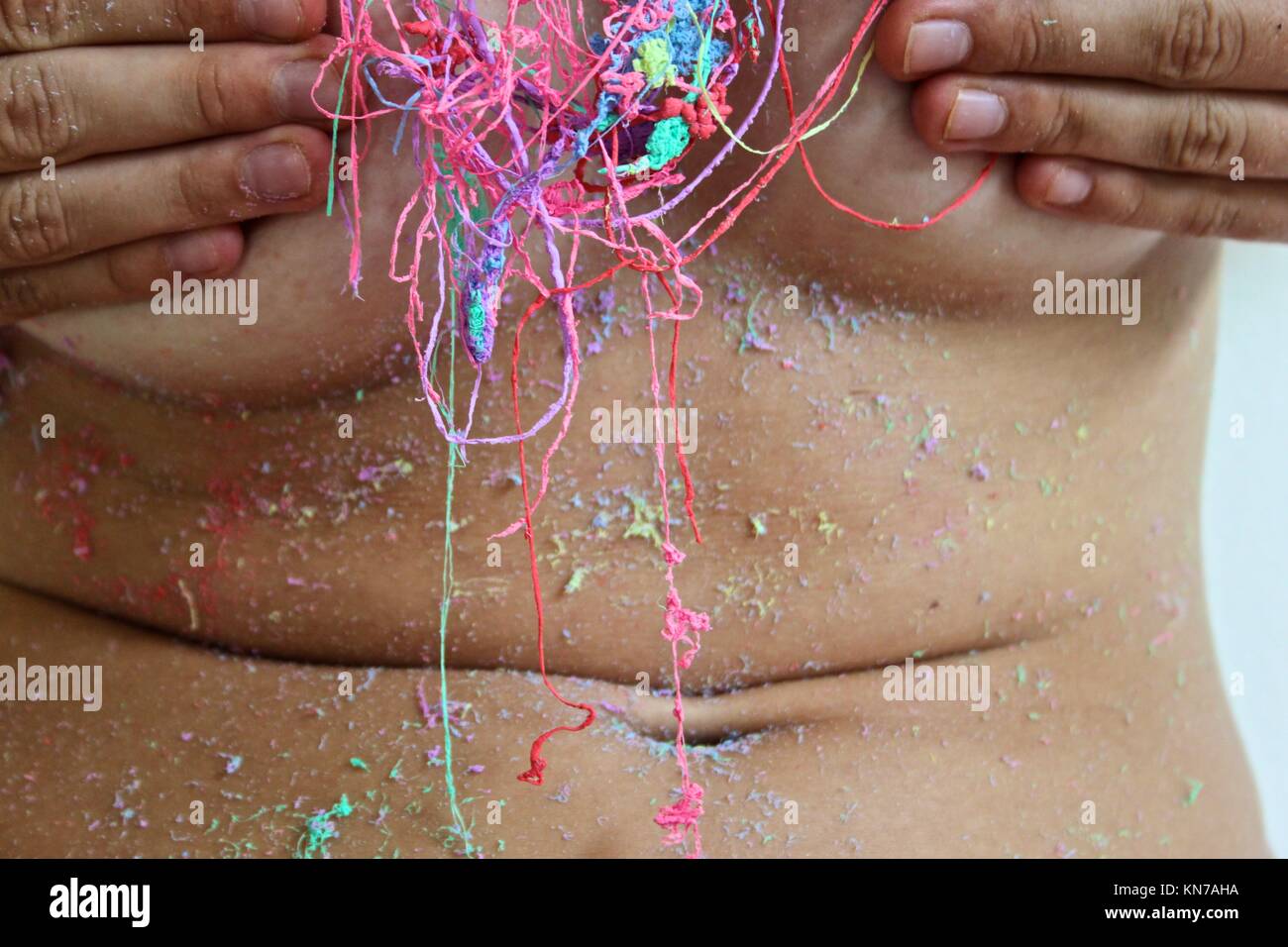Coperto il suo corpo con parti colorate spray Foto Stock