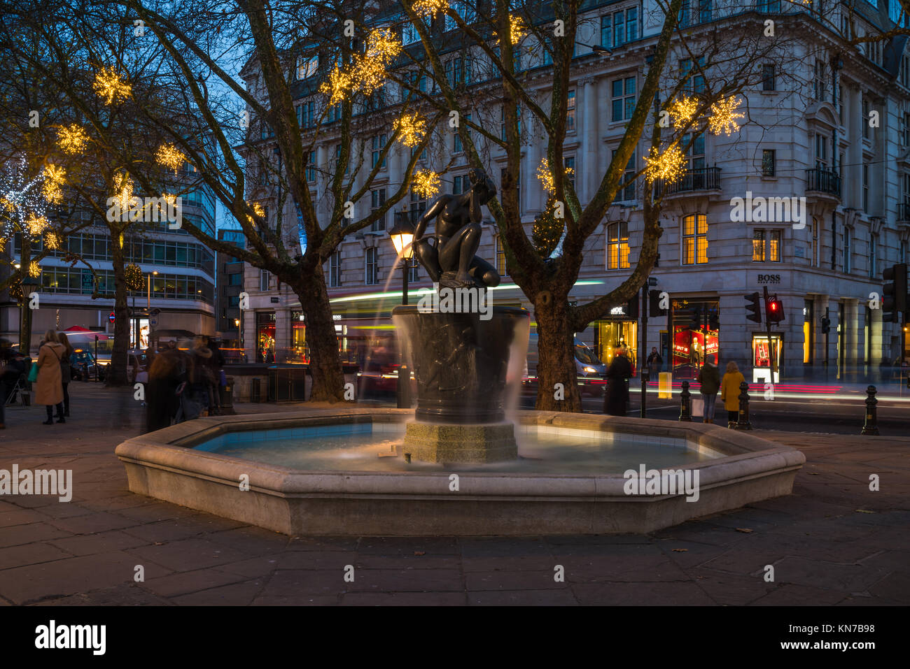 LONDON, Regno Unito - 09 dicembre 2017: la fontana di Venere e le decorazioni di Natale su Sloane Square. La fontana al centro della piazza fu progettato da s Foto Stock