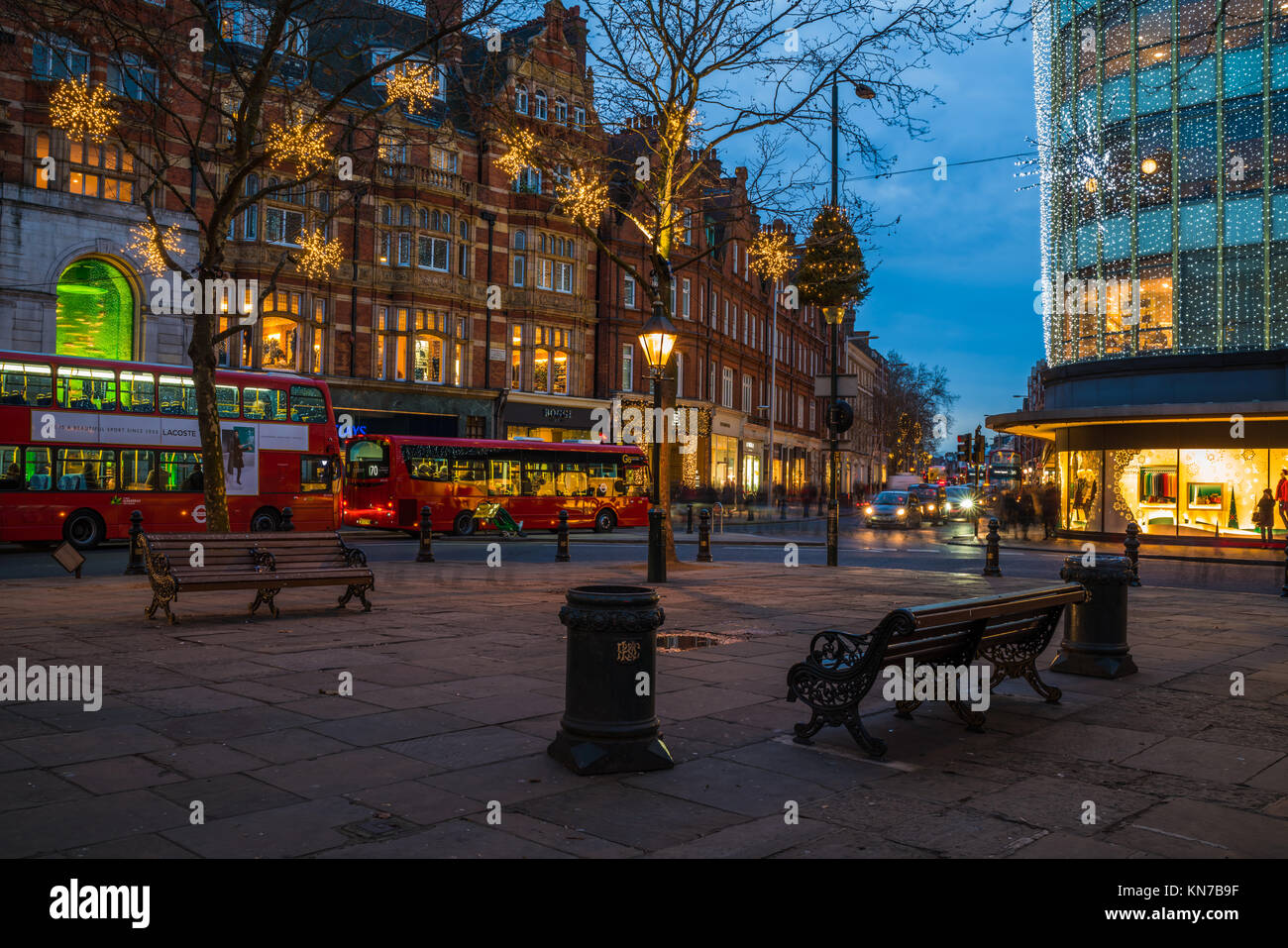 LONDON, Regno Unito - 09 dicembre 2017: le luci di Natale decorazioni su Sloane Square - una graziosa alla moda, in zona pedonale nel Royal Borough di Ke Foto Stock