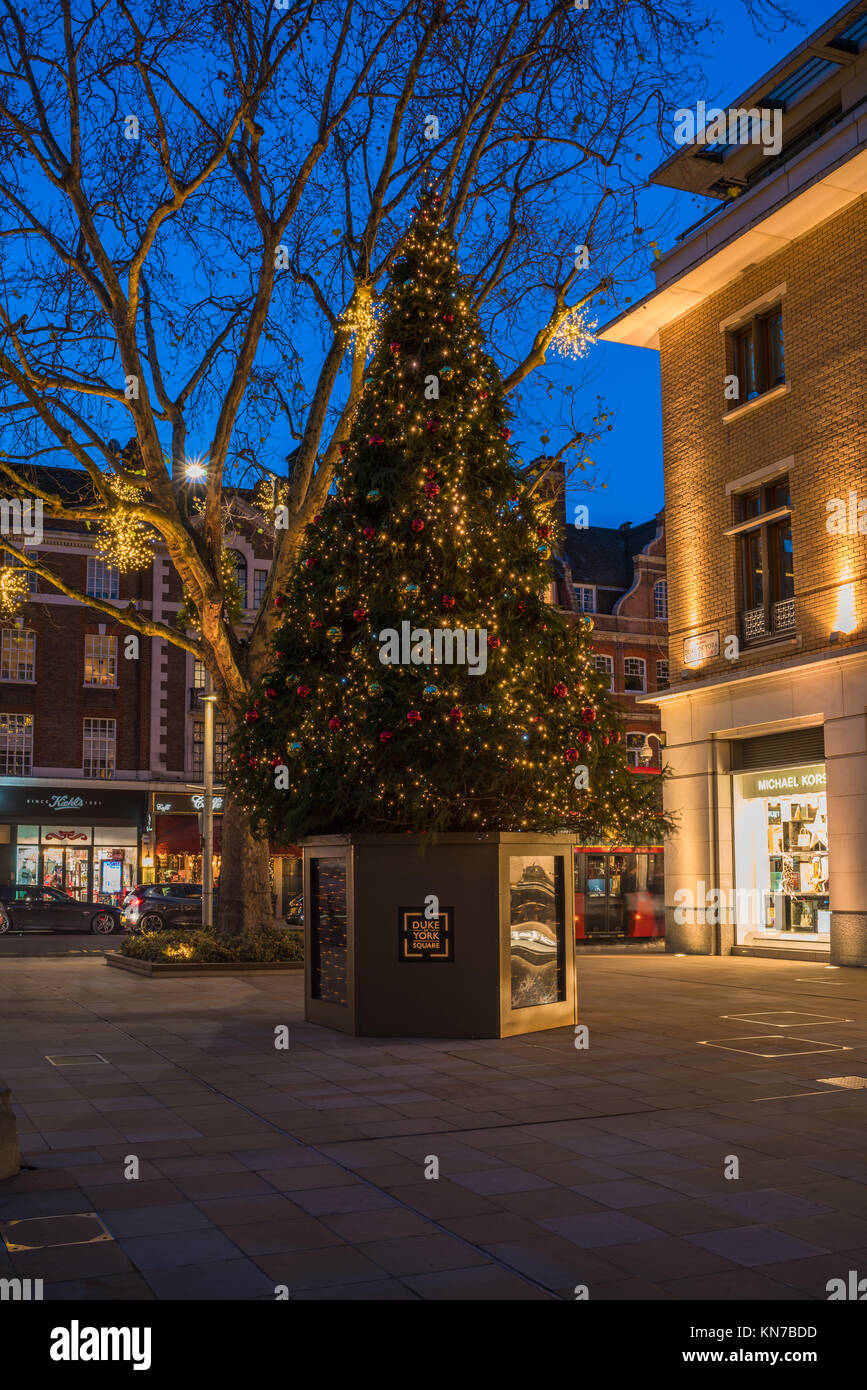 LONDON, Regno Unito - 09 dicembre 2017: albero di Natale decorato sul Duca di York piazza appena fuori il quartiere alla moda di King's Road a Chelsea, Londra, che offre Foto Stock