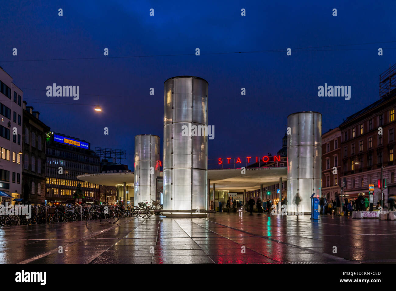 La stazione di Norreport di notte la gente a piedi dalla fermata metro, Copenaghen, Danimarca, 5 Dicembre 2017 Foto Stock