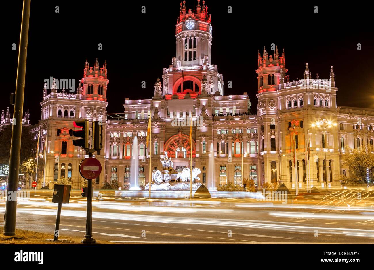 Vista notturna di Madrid City Council con fontana Cibeles, Spagna. Foto Stock