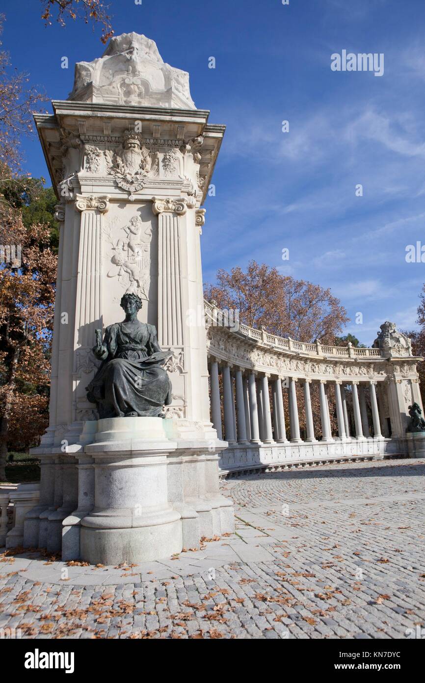 Monumento al re Alfonso XII, al famoso parco del Retiro di Madrid, Spagna. Foto Stock