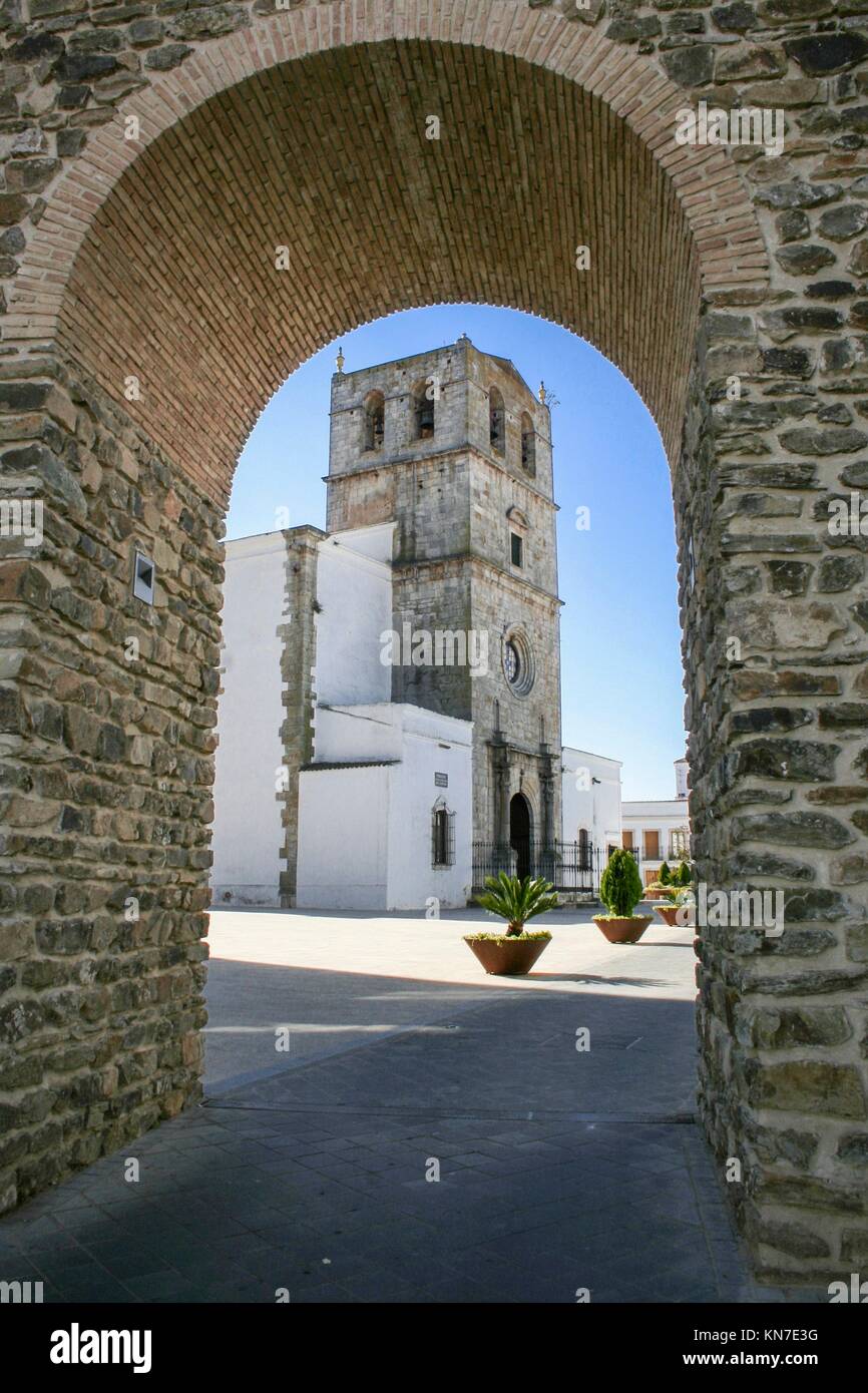Santa Maria di Castello Chiesa, Olivenza, Spagna. Vista dal muro medievale arch. Foto Stock