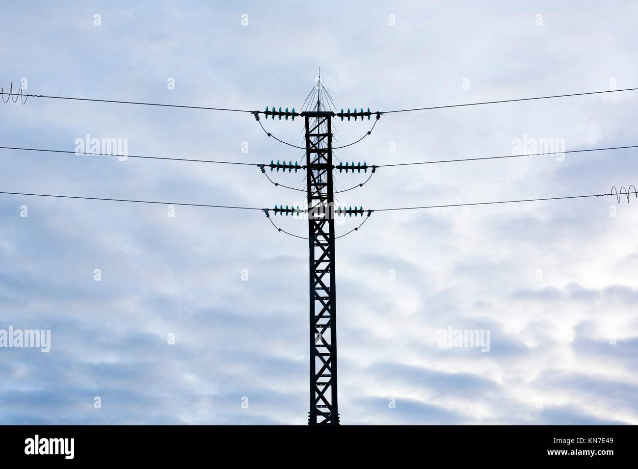 Alta tensione del reticolo in acciaio torre su nuvoloso cielo blu. Foto Stock