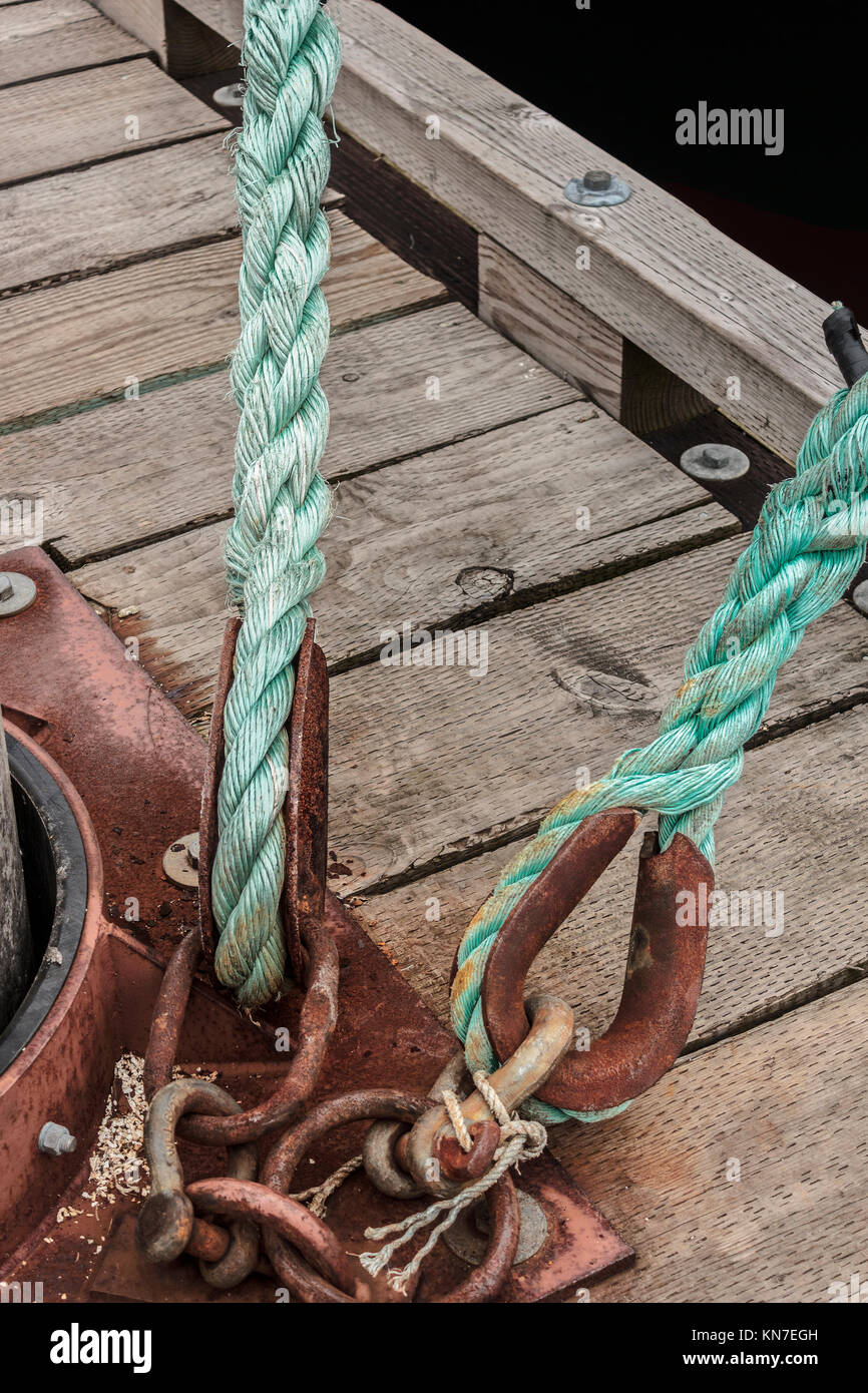 Corde pesanti e raccordi di ferro sono attaccati al dock in Port McNeill ormeggiare due grandi e potenti rimorchiatori, il rinnegato e Numas guerriero. Foto Stock