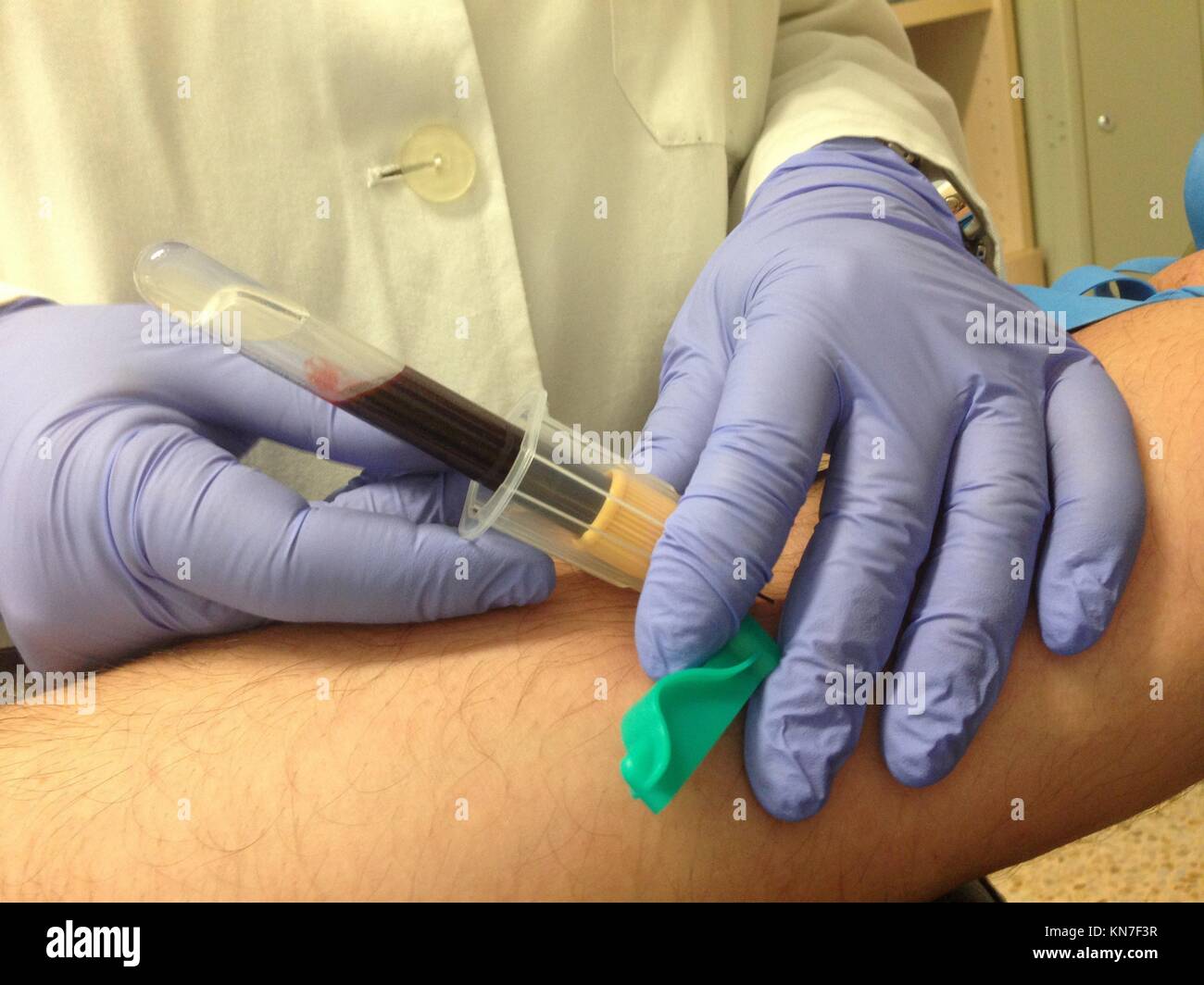 L'infermiera di prendere un campione di sangue dal paziente. Primo piano. Foto Stock