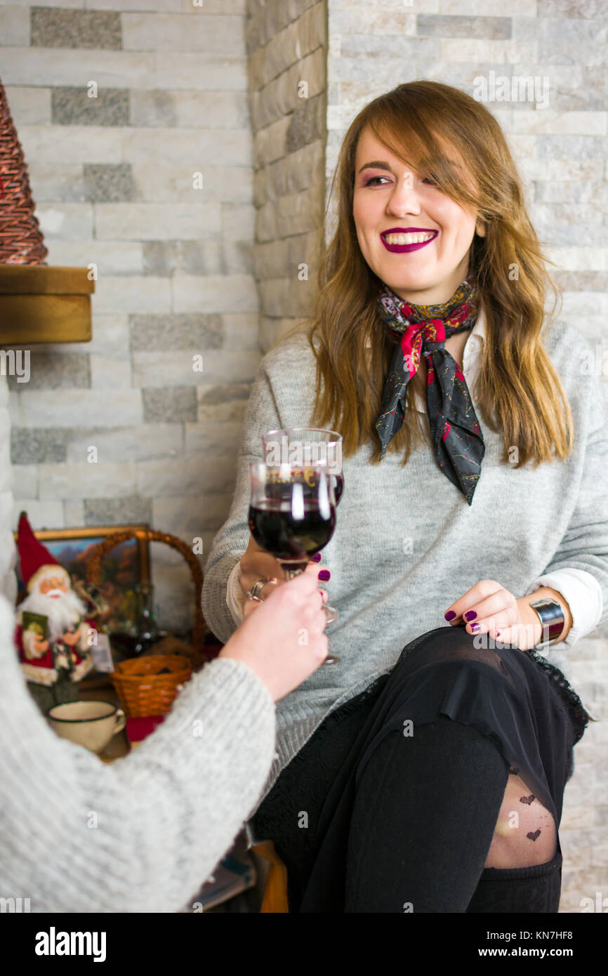 Gli amici la tostatura con bicchieri di vino alla house party Foto Stock