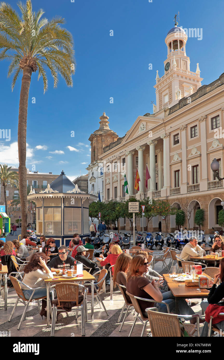Terrazza bar nex al municipio, Plaza San Juan de Dios, Cadiz, regione dell'Andalusia, Spagna, Europa Foto Stock