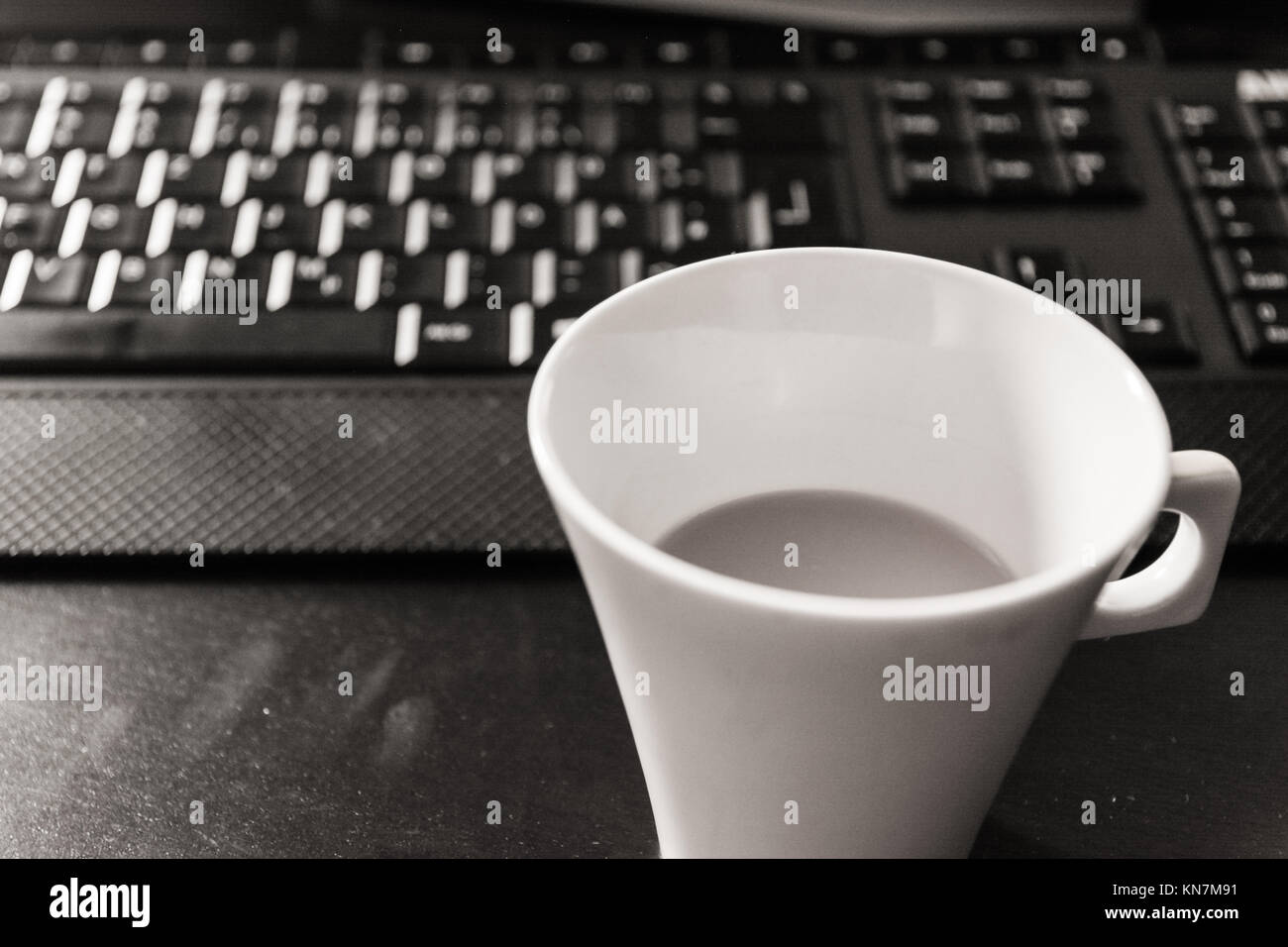 Bianco nero monocromatico tazza di caffè la mattina area di lavoro tastiera Desktop Computer Desk Foto Stock