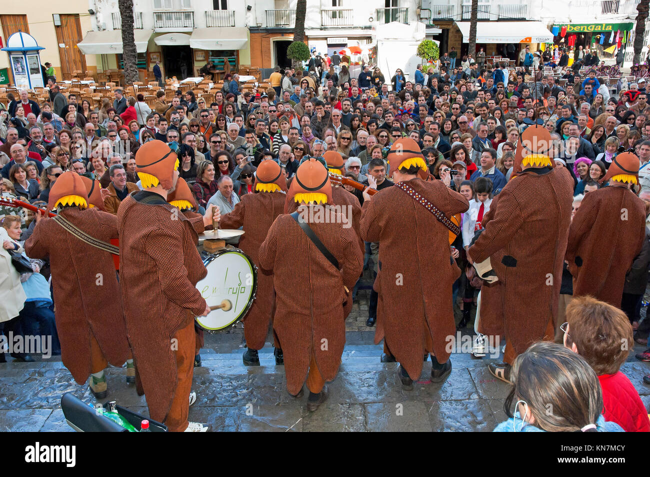Il carnevale, uno chirigota (gruppo musicale) delle spalle cantando sulla strada, Cadiz, regione dell'Andalusia, Spagna, Europa Foto Stock