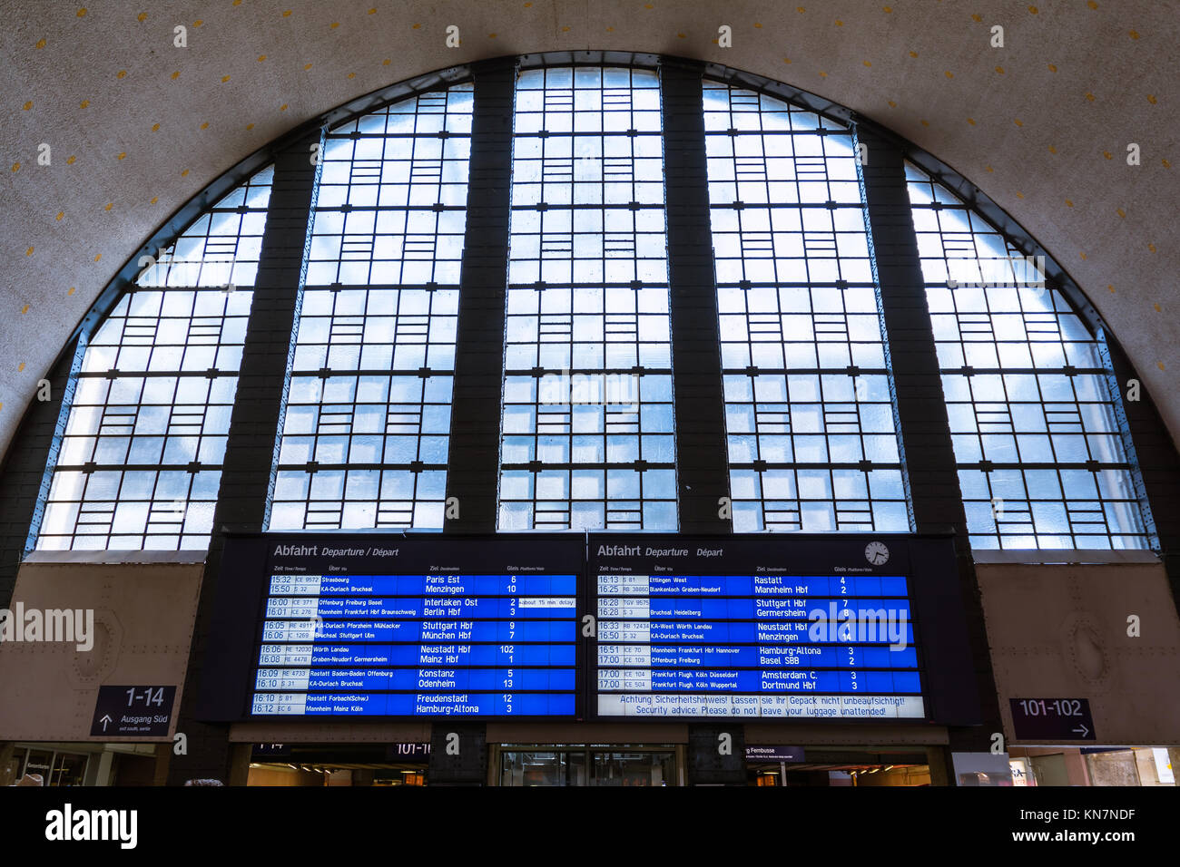 Karlsruhe Hauptbahnhof Stazione Ferroviaria principale di trasporto diurno  città treni urbani Foto stock - Alamy