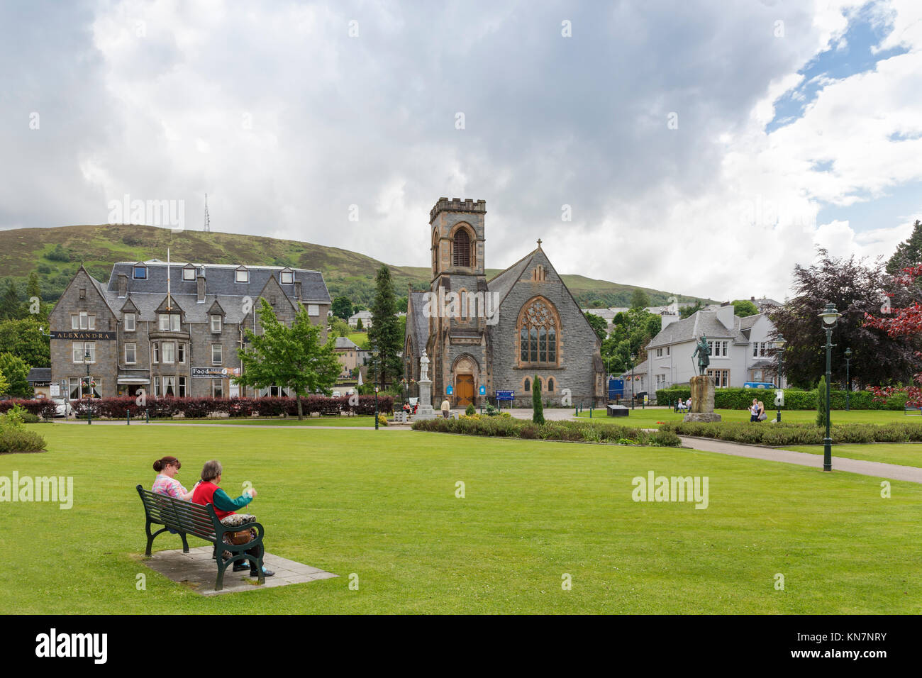 Due Signore seduto su una panchina nel parco in parata in Fort William Scozia, Regno Unito modello di rilascio: No. Proprietà di rilascio: No. Foto Stock