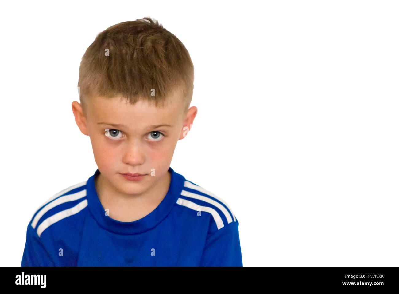 Ragazzo che guarda in alto la testa e la spalla verticale isolato su sfondo bianco modello di rilascio: Sì. Proprietà di rilascio: No. Foto Stock