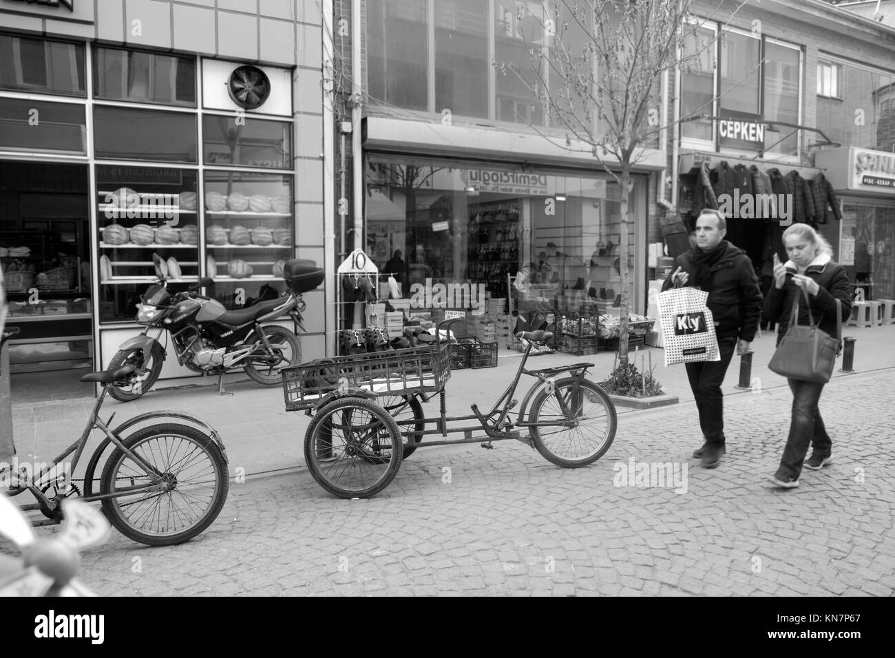 Dicembre 2017 - triciclo cargo bike parcheggiata in una strada in Turchia Foto Stock