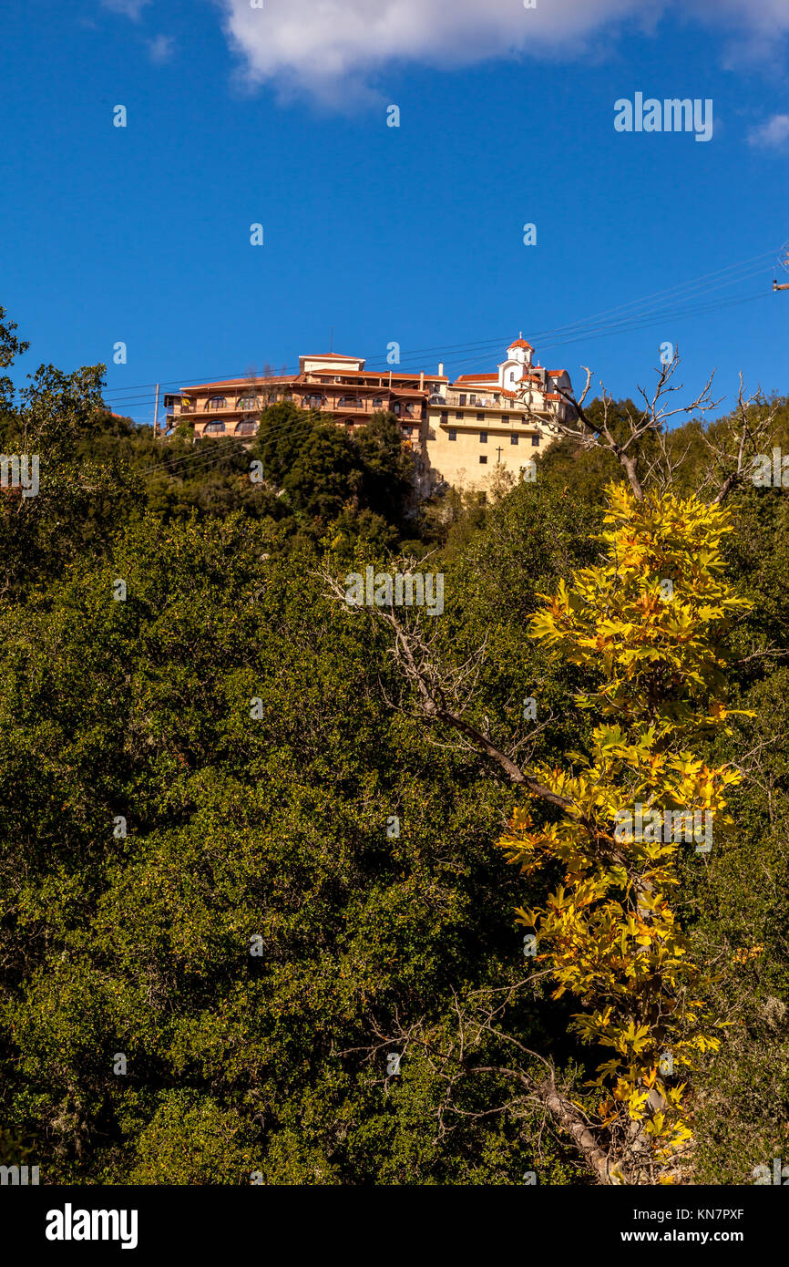 Vista panoramica del paesaggio di Mainalo montagna, in Gortynia, Arcadia, Grecia. In cima alla collina è il monastero di Kernitsa. Foto Stock