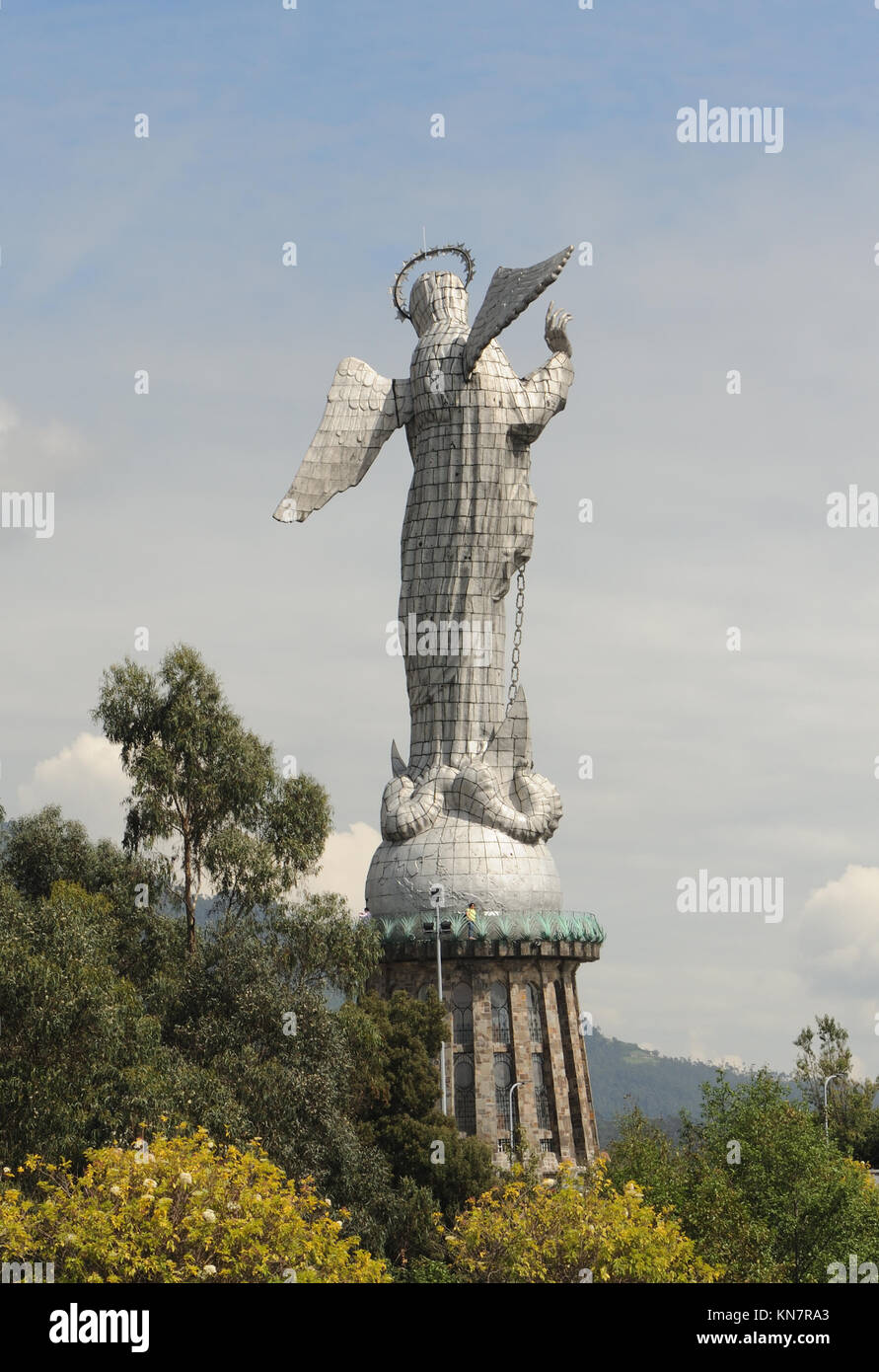 L'enorme ricoperta di alluminio la statua della Vergine di Quito. La statua è situato sulla cima della collina al di sopra di Quito chiamato El Panecillo. Essa fu costruita in Foto Stock