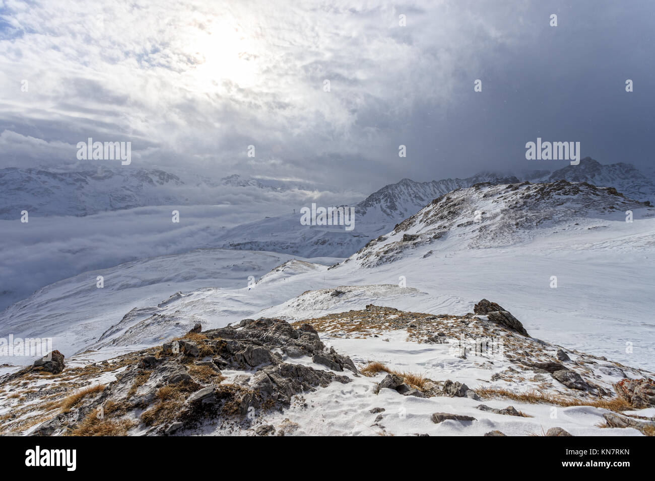 Sciare nelle Alpi poi Foto Stock