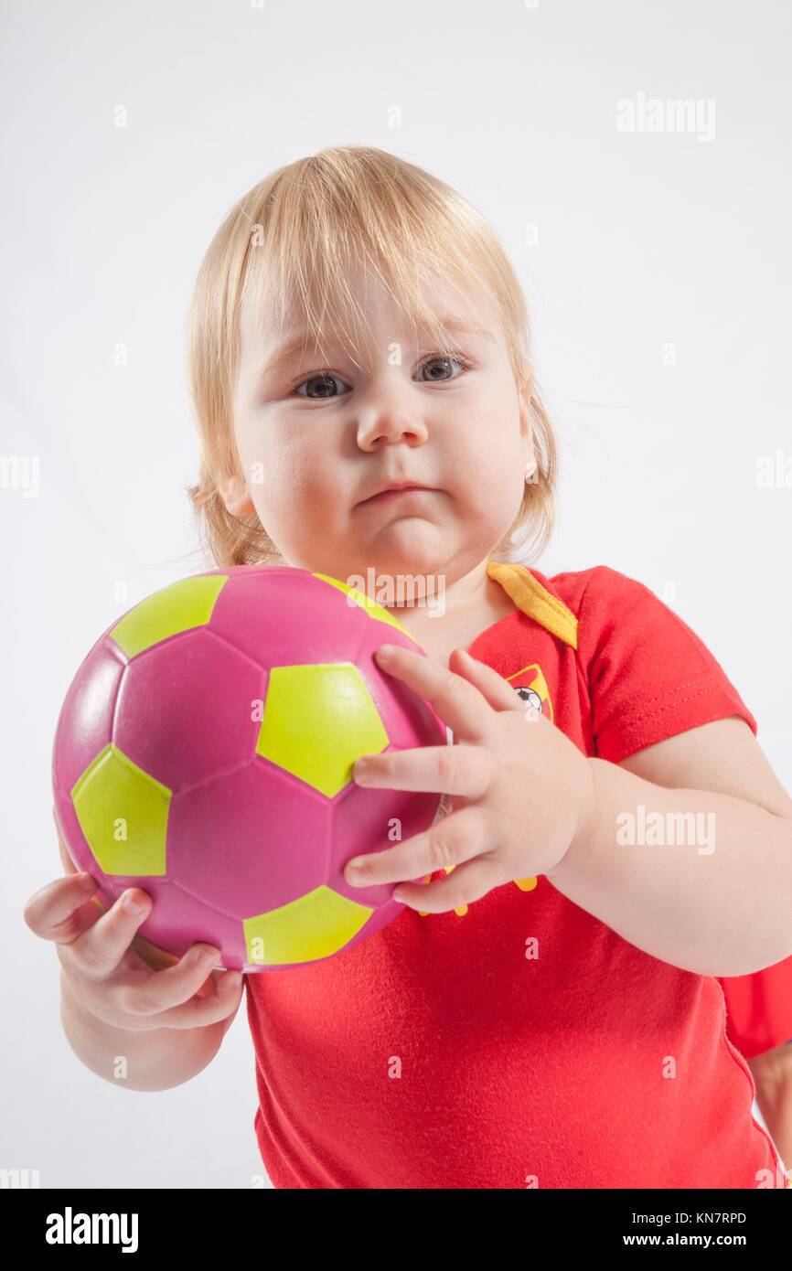 Faccia bambino biondo di sedici mesi con maglietta rossa dello spagnolo  della squadra di calcio con la palla Foto stock - Alamy
