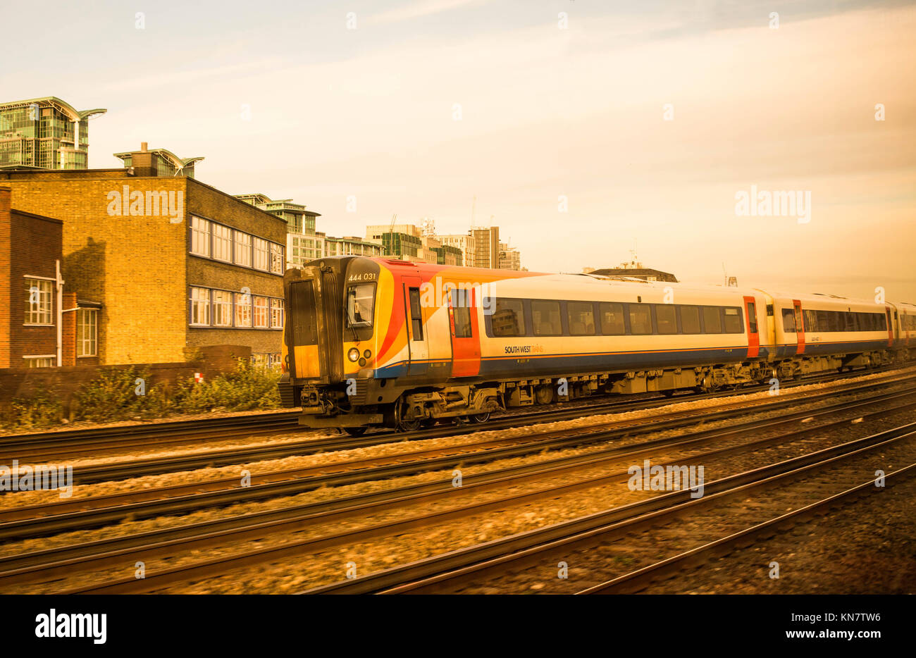 A sud-ovest di treni Express viaggiando in South London Regno Unito Foto Stock