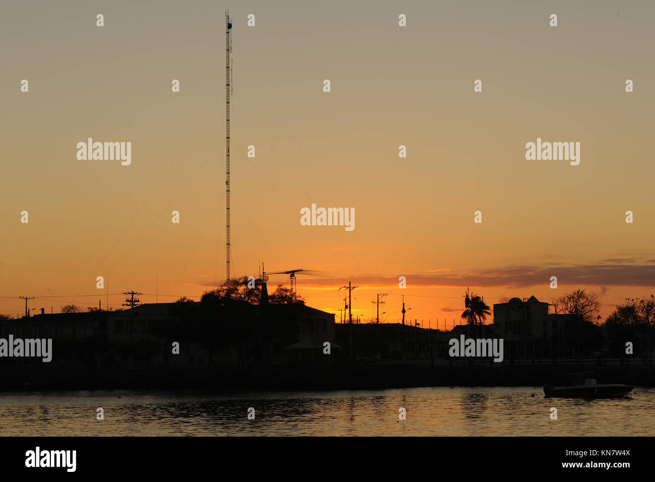 Montante di comunicazioni e cavi di energia elettrica al tramonto a Puerto Baquerizo Moreno porto. Puerto Baquerizo Moreno, San Cristobal, Galapagos, Ecuador. Foto Stock