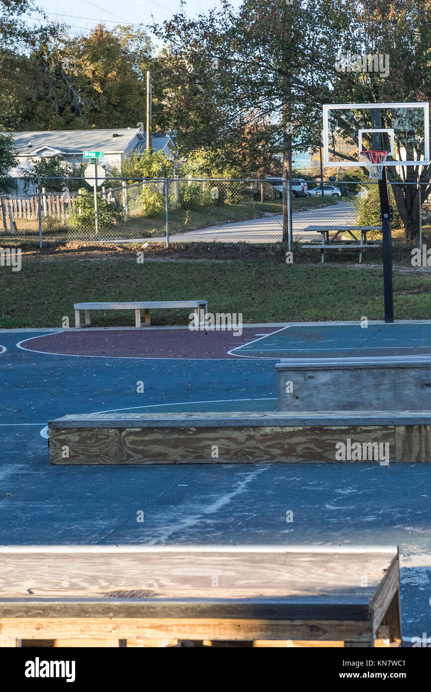 Rundown di basket e di ripiego skatepark in una bassa area di reddito Foto Stock