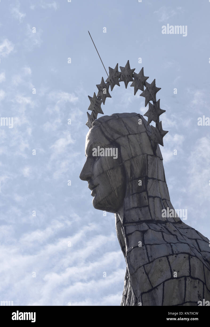 Dettaglio della enorme ricoperta di alluminio la statua della Vergine di Quito. La statua è situato sulla cima della collina al di sopra di Quito chiamato El Panecillo. È stato Foto Stock