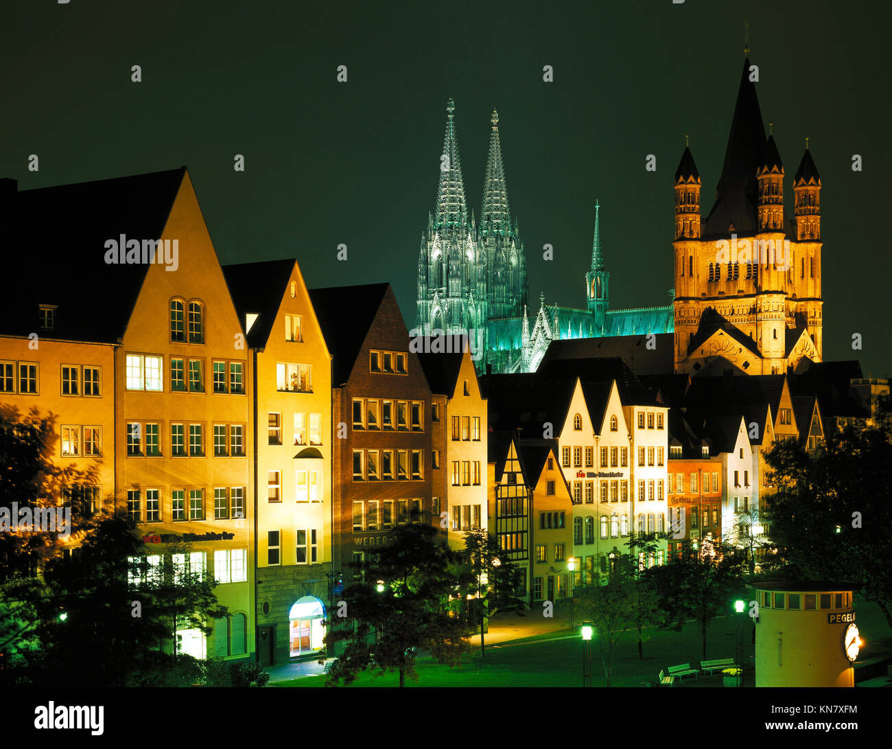 La cattedrale di Colonia e lo skyline di notte, Westfalia, Germania Foto Stock