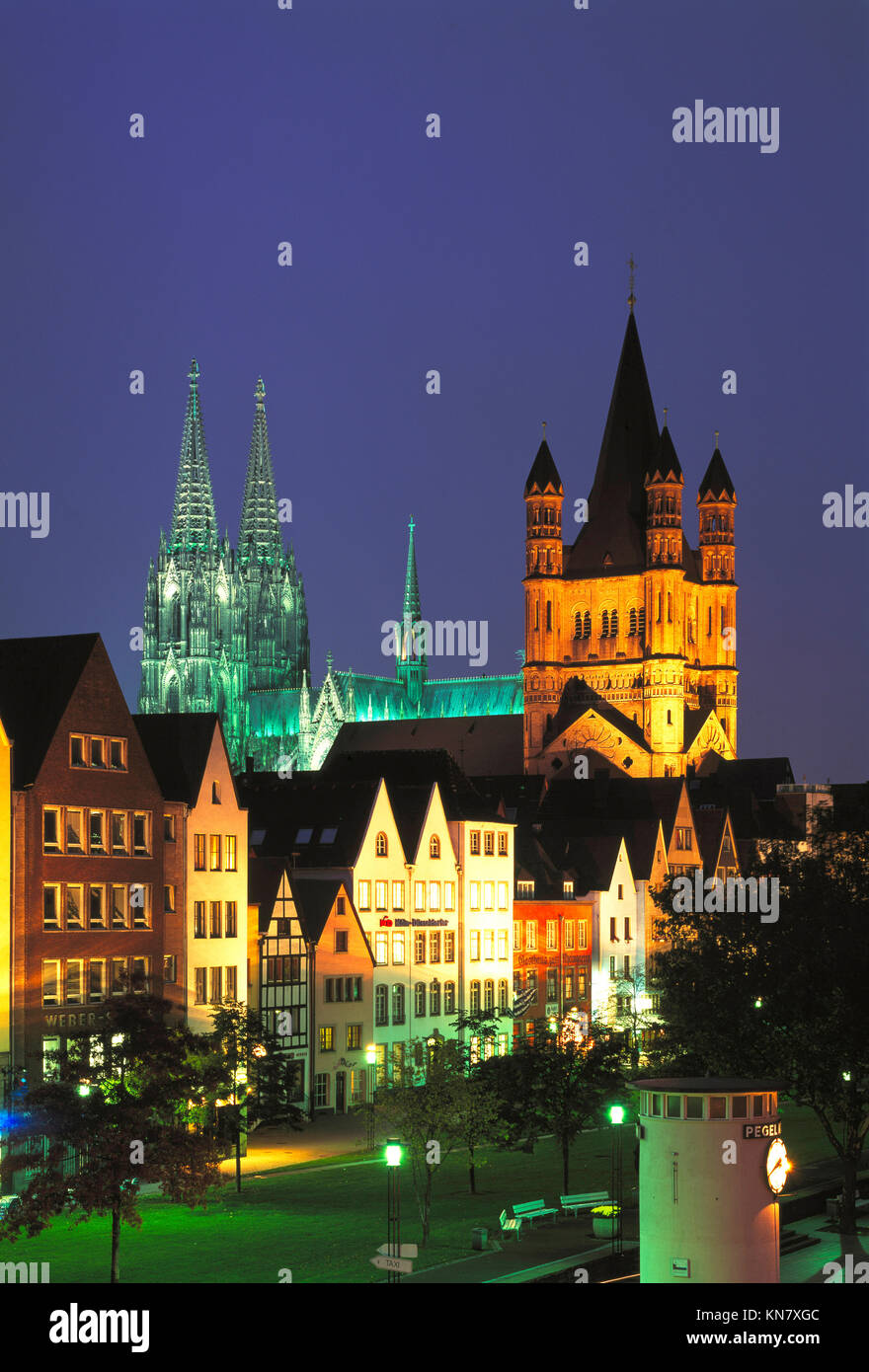 Colonia skyline notturno della Renania settentrionale-Vestfalia, Germania Foto Stock