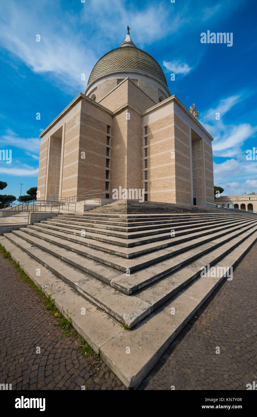 Roma, Italia - I cattolici manumental Basilica dei Santi Pietro e Paolo nel quartiere EUR Foto Stock