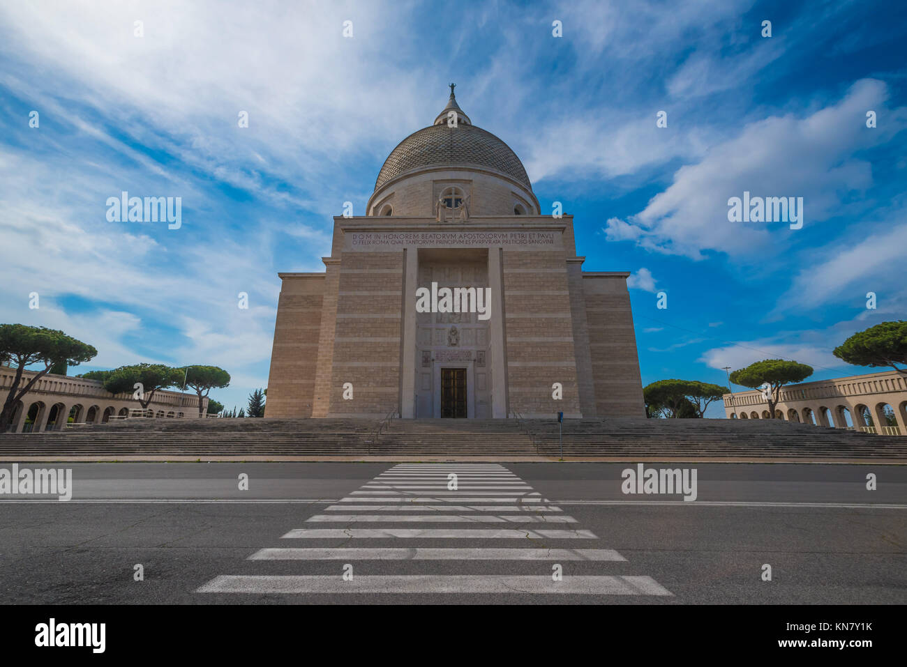 Roma, Italia - I cattolici manumental Basilica dei Santi Pietro e Paolo nel quartiere EUR Foto Stock