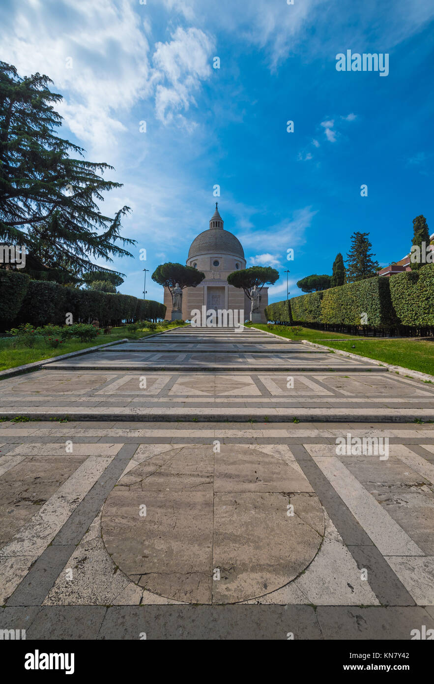 Roma, Italia - I cattolici manumental Basilica dei Santi Pietro e Paolo nel quartiere EUR Foto Stock