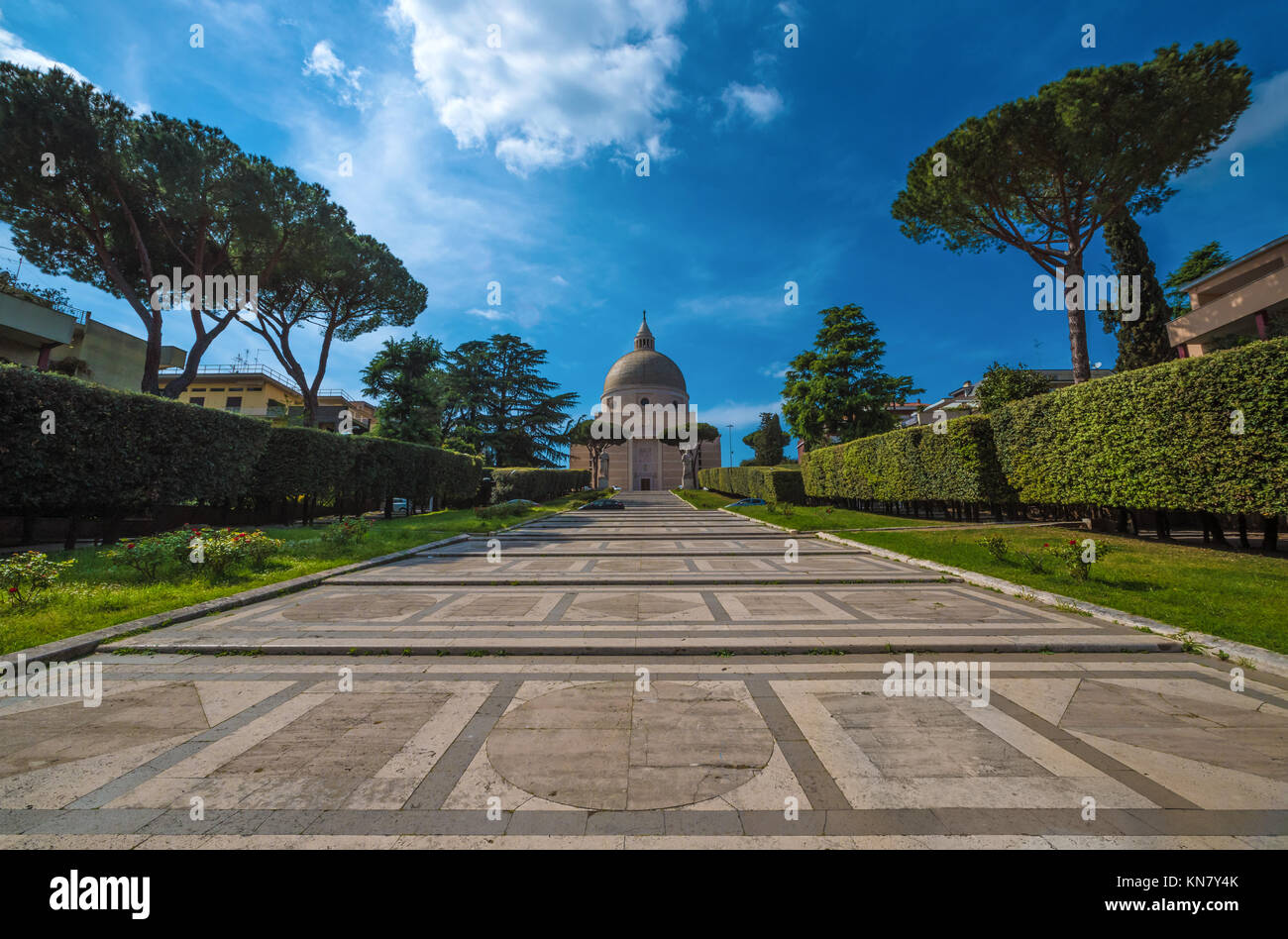 Roma, Italia - I cattolici manumental Basilica dei Santi Pietro e Paolo nel quartiere EUR Foto Stock
