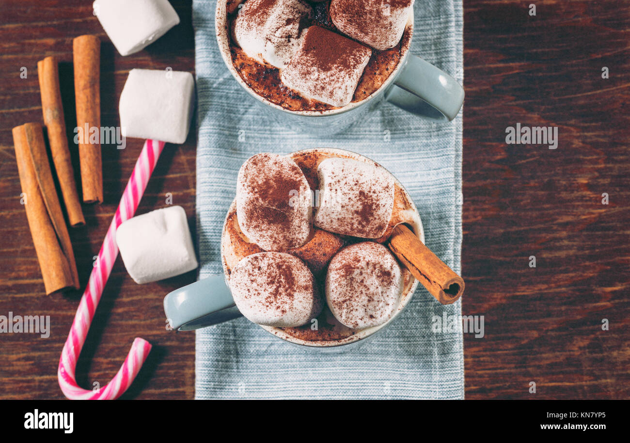 Tazze di cioccolata calda con Marshmallows e cacao in polvere Foto Stock