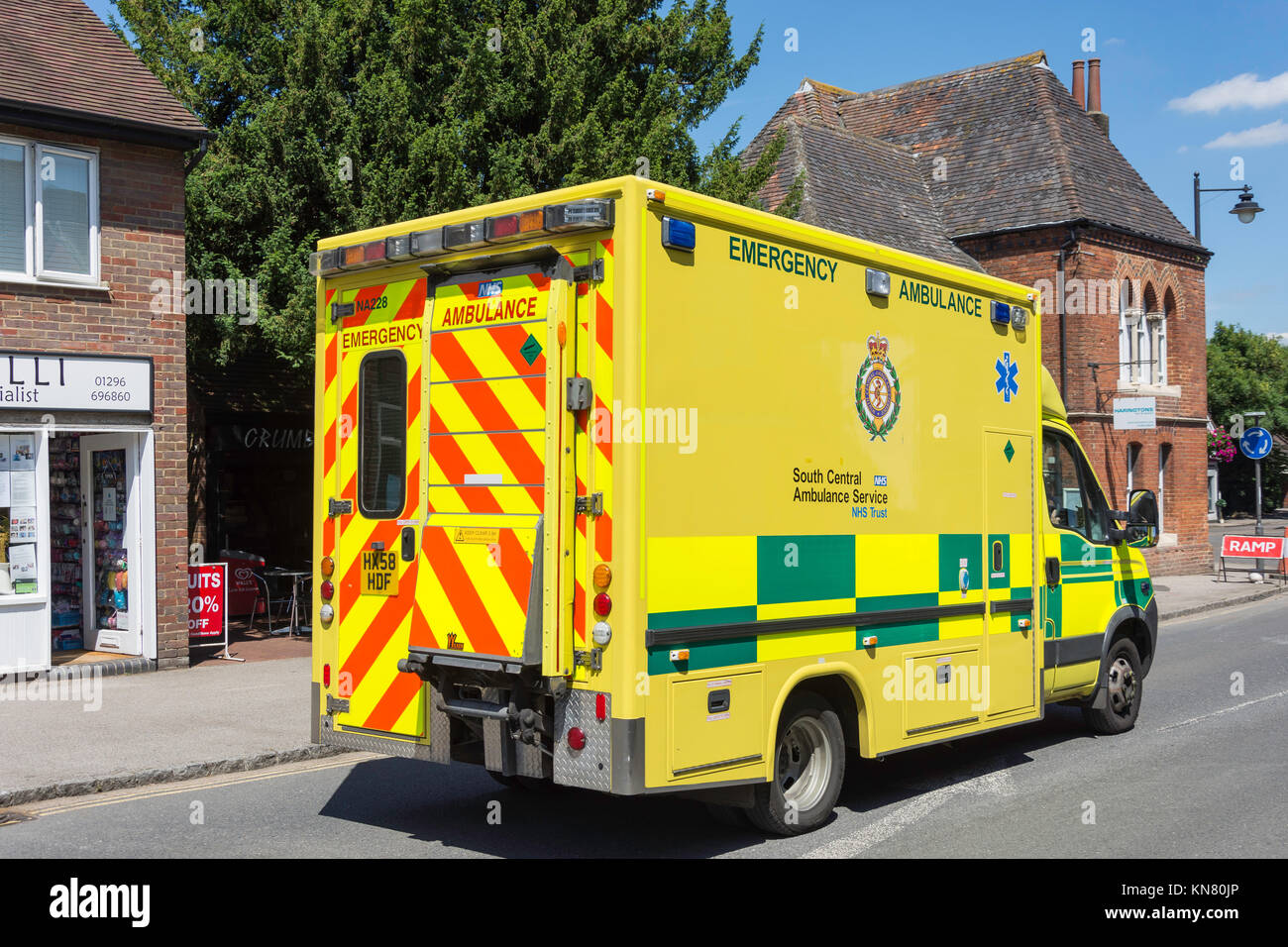 South Central ambulanza sulla chiamata, High Street, Wendover, Buckinghamshire, Inghilterra, Regno Unito Foto Stock