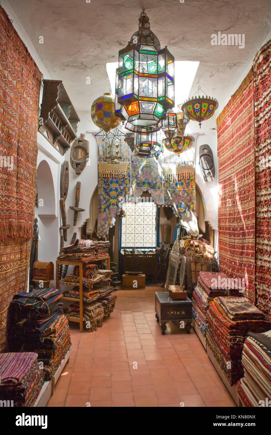 Commerciante d'antiquariato e souvenir shop in interni, Tangeri, Marocco. Foto Stock