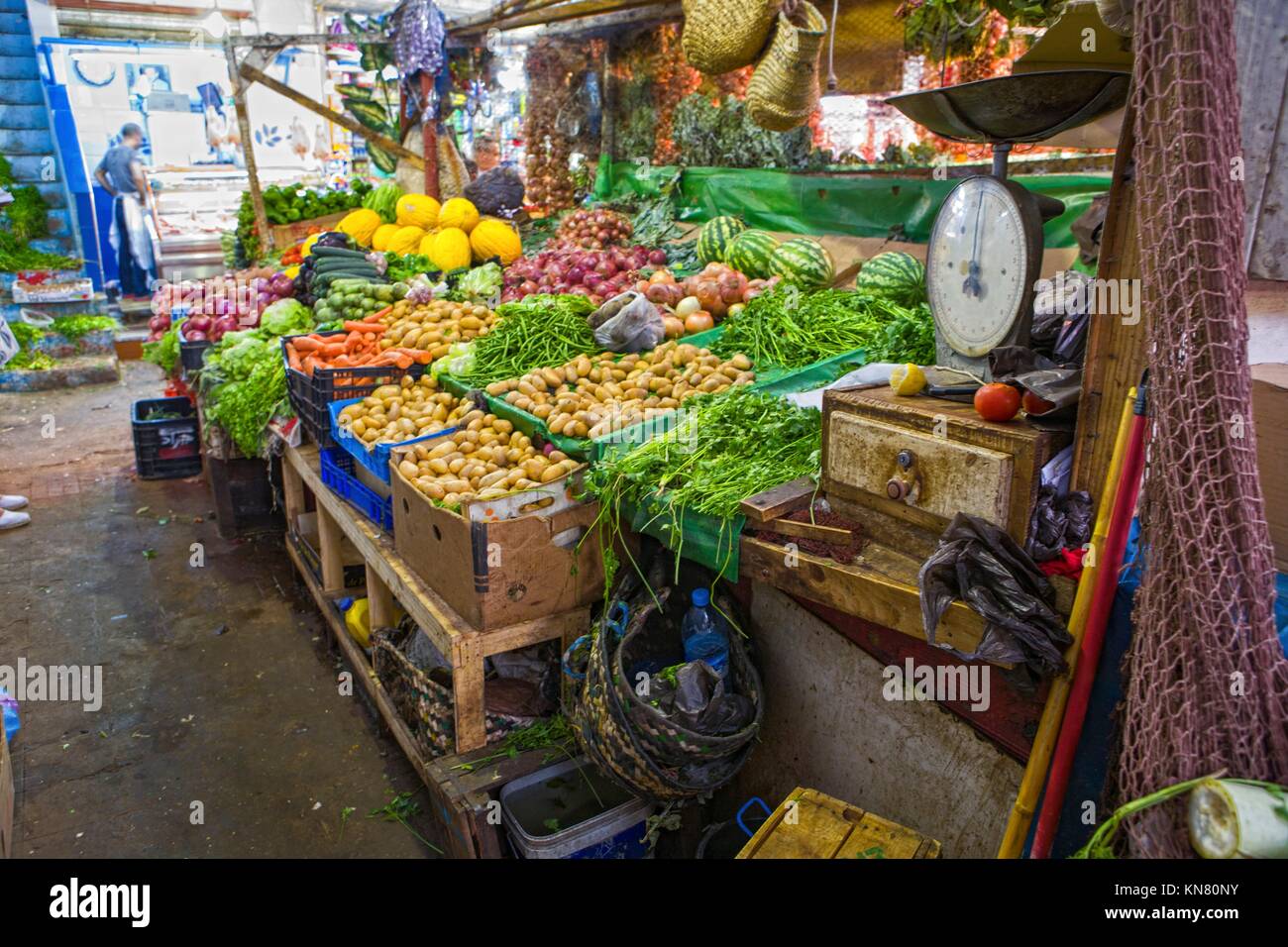 Il vecchio equilibrio al negozio di generi alimentari in stallo, Tangeri, Marocco. Foto Stock