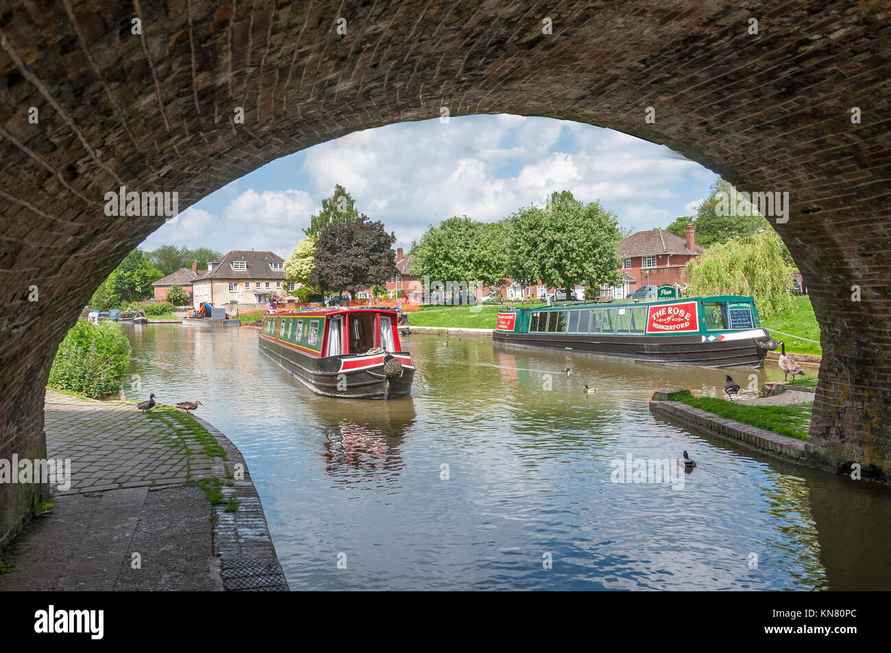 Battelli sul Kennet & Avon Canal, High Street, Hungerford, Berkshire, Inghilterra, Regno Unito Foto Stock