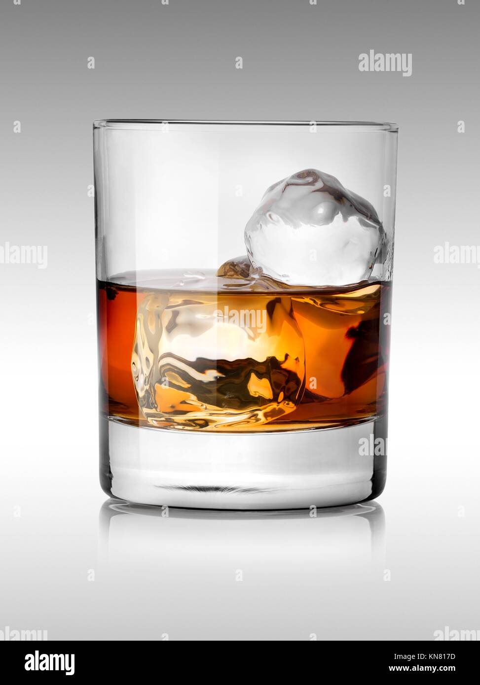 Bevande alcoliche con ghiaccio isolato su bianco. Foto Stock