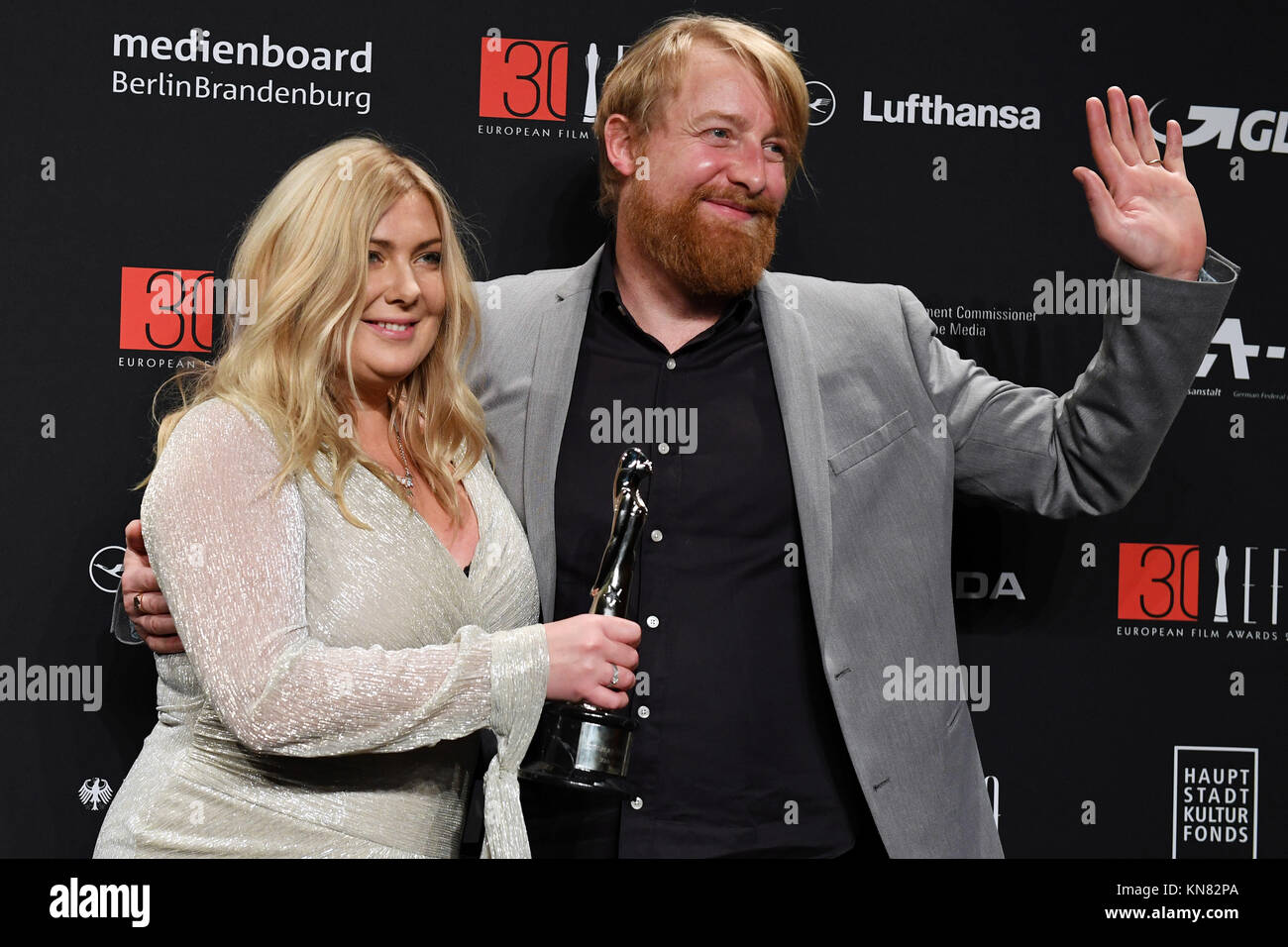 Berlino, Germania. Il 9 dicembre, 2017. Dorota KobIela e Hugh Welchman (Polonia/ UK) tenendo il premio per la migliore animazione dopo il trentesimo European Film Awards 2017 all'Haus der Berliner Festspiele a Berlino, Germania, 9 dicembre 2017. Credito: Maurizio Gambarini/dpa/Alamy Live News Foto Stock