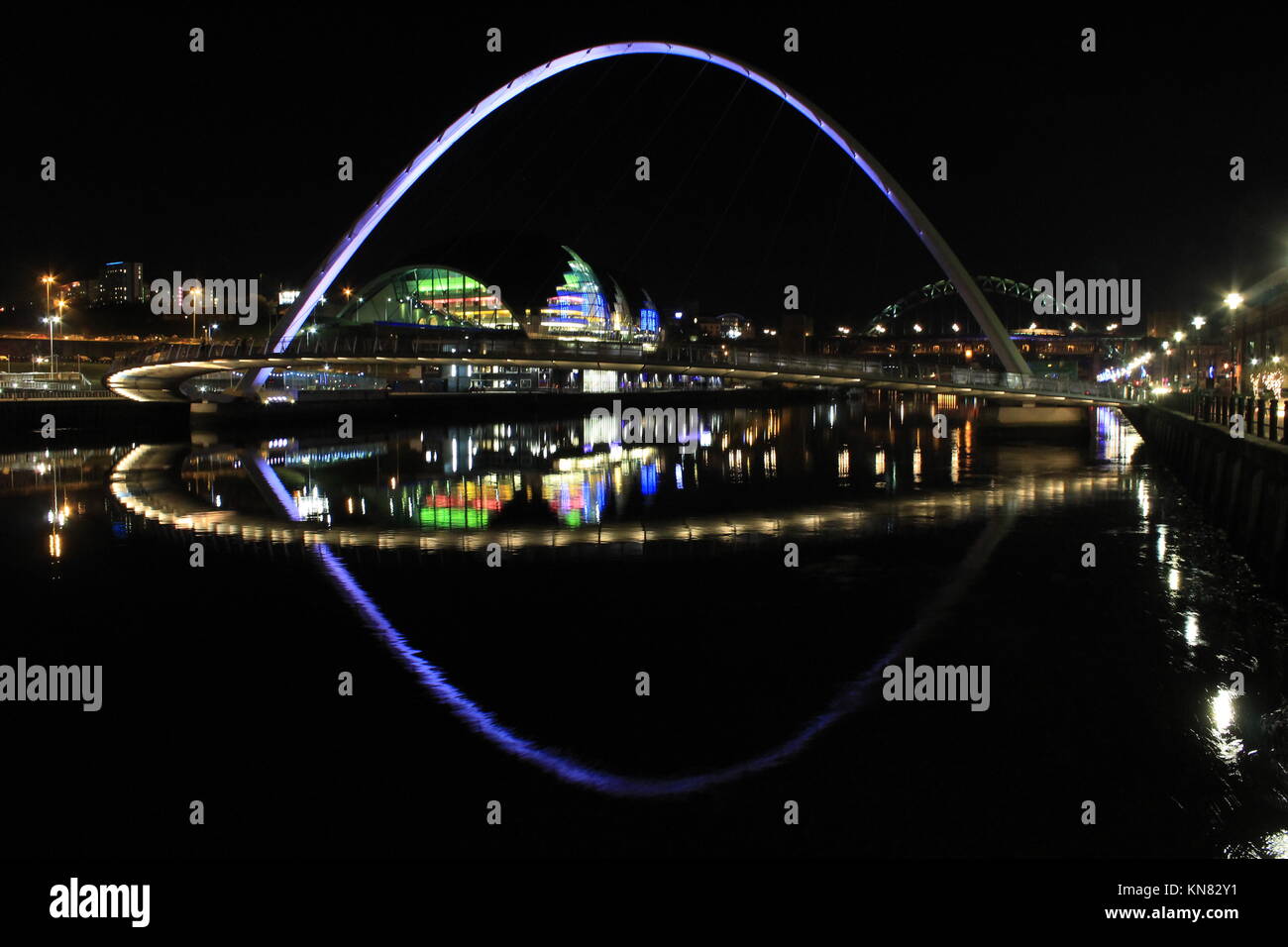 Newcastle, Regno Unito. 09Dec, 2017. 125Th compleanno di Newcastle United Newcastle il crest del club e iconici colori proiettata sul Millennium Bridge, del Baltico e della stazione centrale. Tyne & Wear, Regno Unito. DavidWhinham/AlamyLive Credito: David Whinham/Alamy Live News Foto Stock