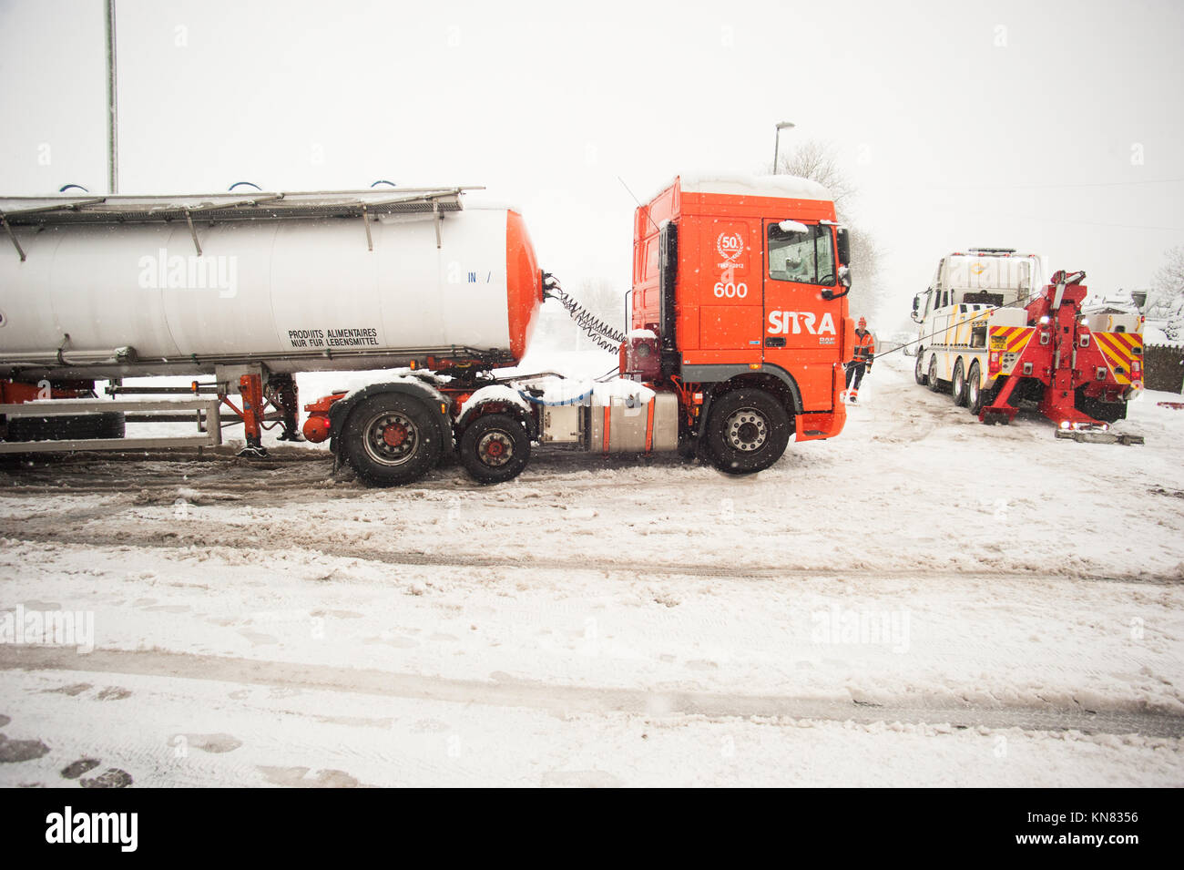 Coleford, UK. Decimo Dec, 2017. Regno Unito meteo, neve pesante in tutta la città. Un Sitra autoarticolato di essere salvato da un Caldicot camion di recupero dopo bloccati su una strada ghiacciata. Credito: Tom Radford/Alamy Live News Foto Stock