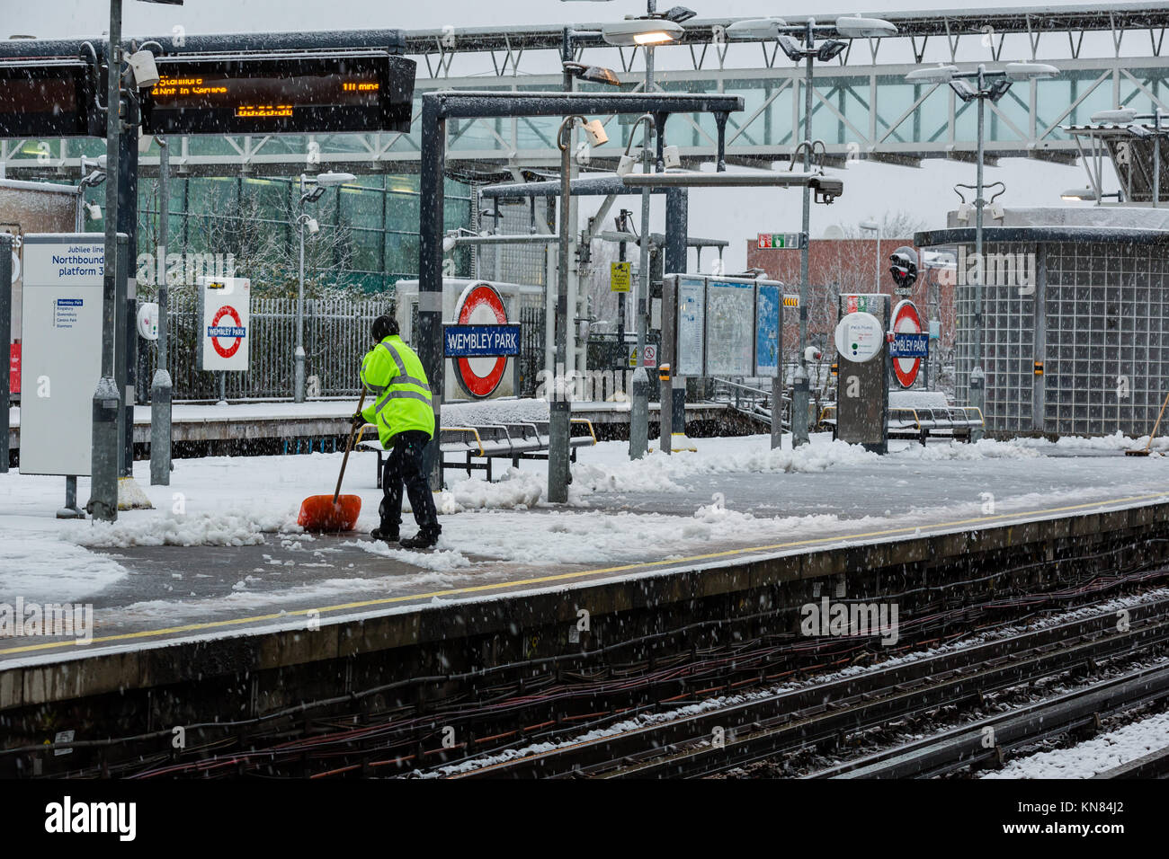 Regno Unito Meteo, prima nevicata a Londra provoca la cancellazione e la sospensione sulla metropolitana di Londra Foto Stock