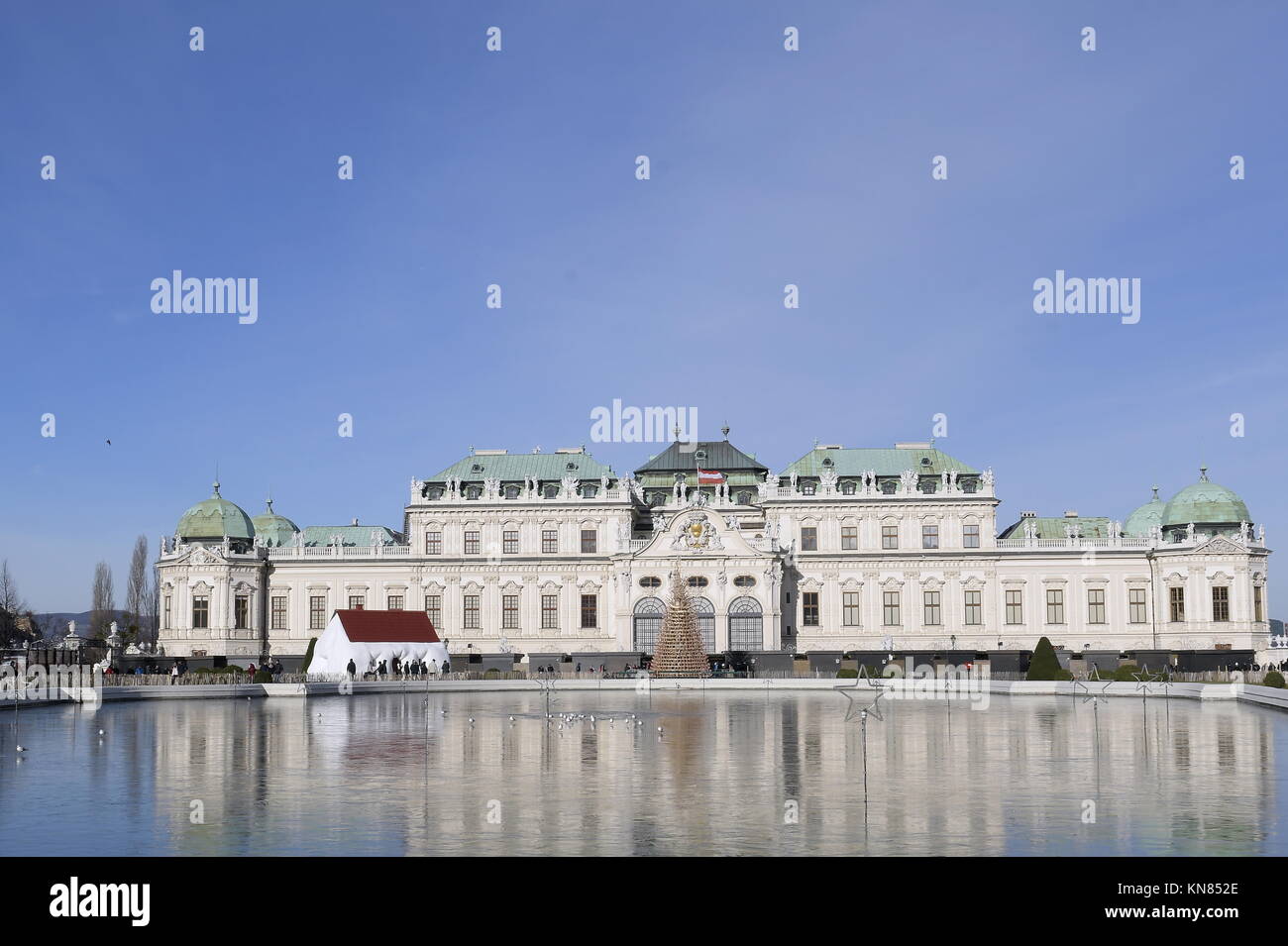 Dicembre 10, 2017. Vienna, Austria. A partire dalla metà di novembre fino alla fine di dicembre, molte grandi e piccoli mercatini di Natale a Vienna esca con punzone, biscotti con aggiunta di dolcificanti, arti e mestieri e kitsch. Quasi ogni distretto viennese ha uno o l'altro suggestivo mercatino di Natale che vi invita a passeggiare e soffermarsi. Immagine mostra castello Belvedere con il mercatino di Natale a Vienna. Credito: Franz Perc / Alamy Live News Foto Stock