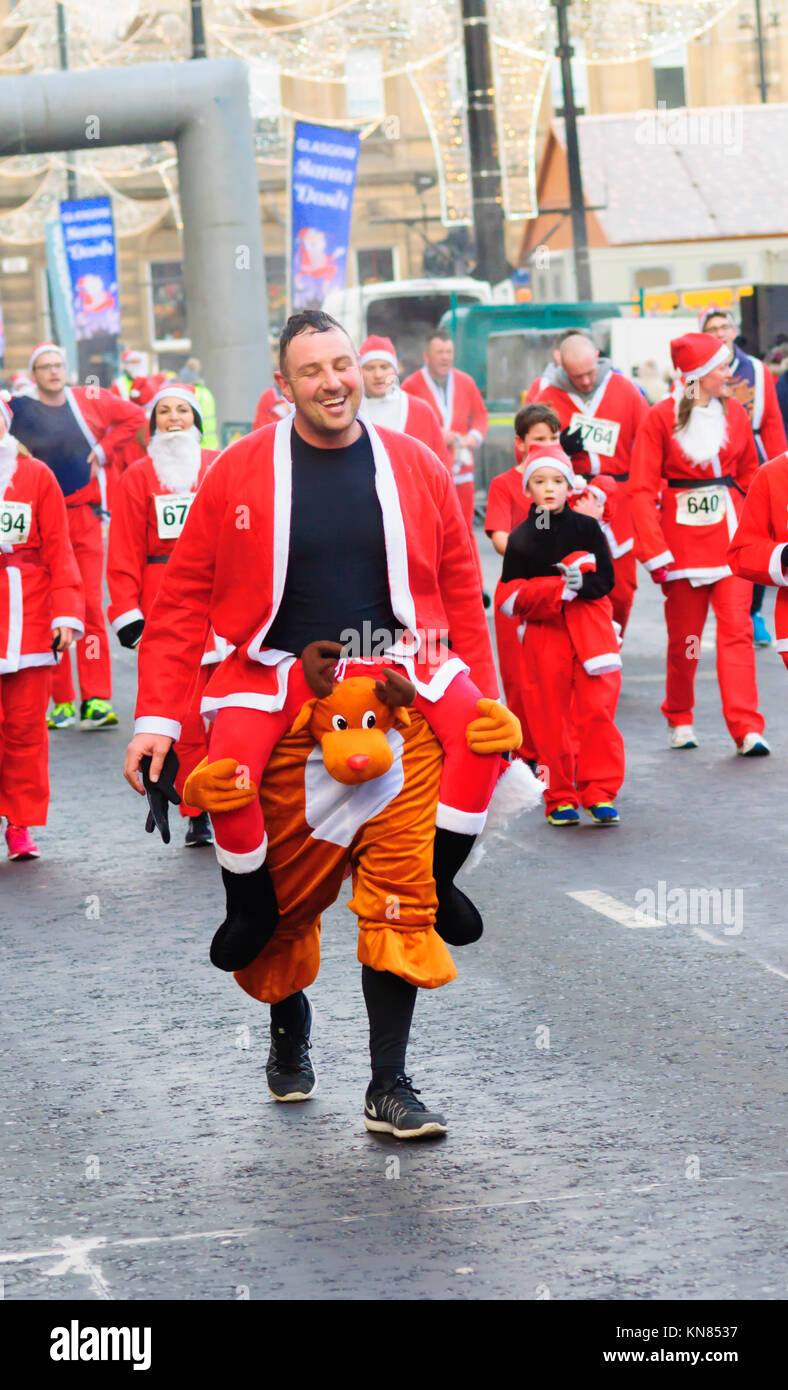 Glasgow, Scotland, Regno Unito. 10 Dicembre 2017: migliaia di partecipanti vestiti di Santa adatta per partecipare all'annuale Glasgow Santa Dash attraverso il centro della città in un freddo cane condizioni - in un 5k carità festive fun run organizzato per raccogliere fondi per una buona causa. Questo anno è nominato la carità è il cancro Beatson carità. Credito: Berretto Alamy/Live News Foto Stock