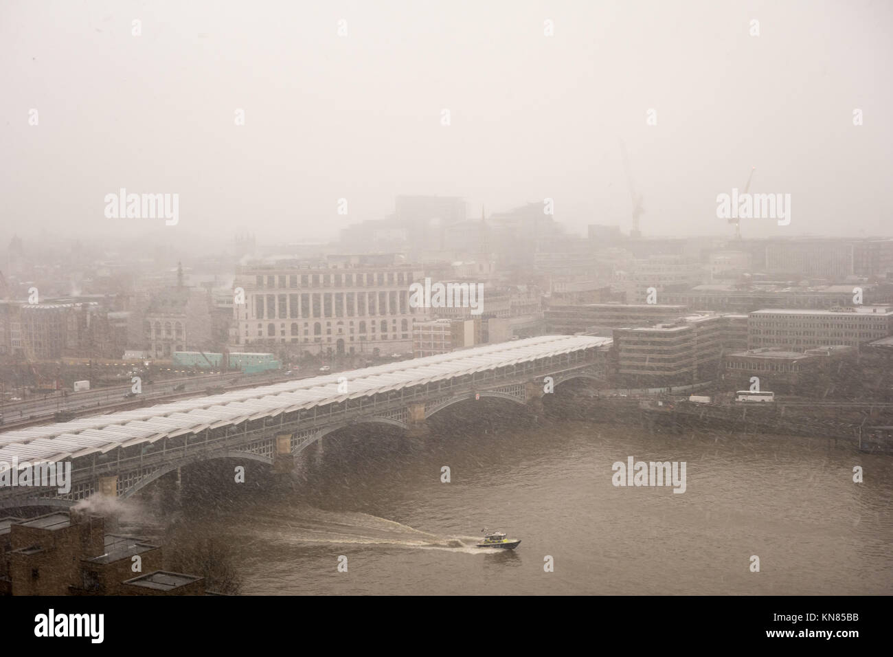 Londra, Regno Unito. Decimo Dec, 2017. Neve pesante caduta in tutta Londra oggi potrebbe causare caos a Blackfriars Station il lunedì mattina. Credito: Fawcitt/Alamy Live News. Foto Stock