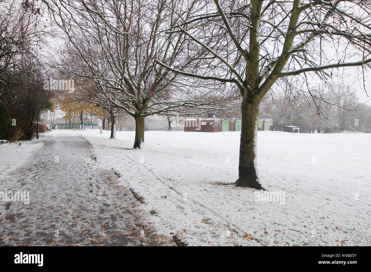 Wickford, Essex, Regno Unito. 10 dicembre, 2017. Regno Unito: Meteo nevicata copre Essex - opinioni di Wickford Memorial Park Credit: Ben rettore/Alamy Live News Foto Stock