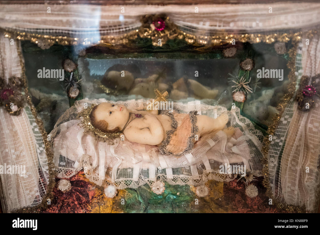 Dinkelsbuehl, Germania. Il 7 dicembre, 2017. Un bambino in fasce alla fiera "Christoph von Schmid und seine Welt" (lit. Christoph von Schmid e il suo mondo) in Haus der Geschichte a Dinkelsbuehl, Germania, 7 dicembre 2017. La mostra si terrà presso il museo fino al 4 febbraio 2018. (Attenzione i redattori: per solo uso editoriale IN CONNESSIONE CON LE ATTUALI SEGNALAZIONE CIRCA L'esposizione) Credito: Daniel Karmann/dpa/Alamy Live News Foto Stock