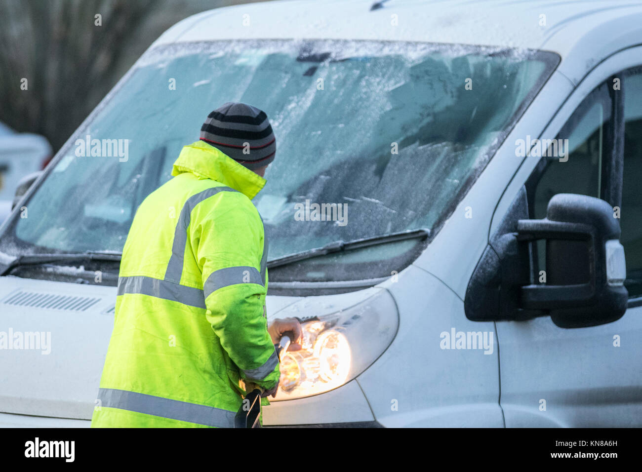 Rufford, Lancashire. Regno Unito Meteo. Partenza a freddo per la giornata in Leeds Liverpool canal come le temperature nelle zone rurali del Lancashire cadere a -6C. Un ulteriore grave per tutta la notte il gelo è prevista di nuovo stasera con temperature diurne dovrebbe essere di poco superiore a quella di congelamento. Credit:MediaWorldImages/AlamyLiveNews Foto Stock