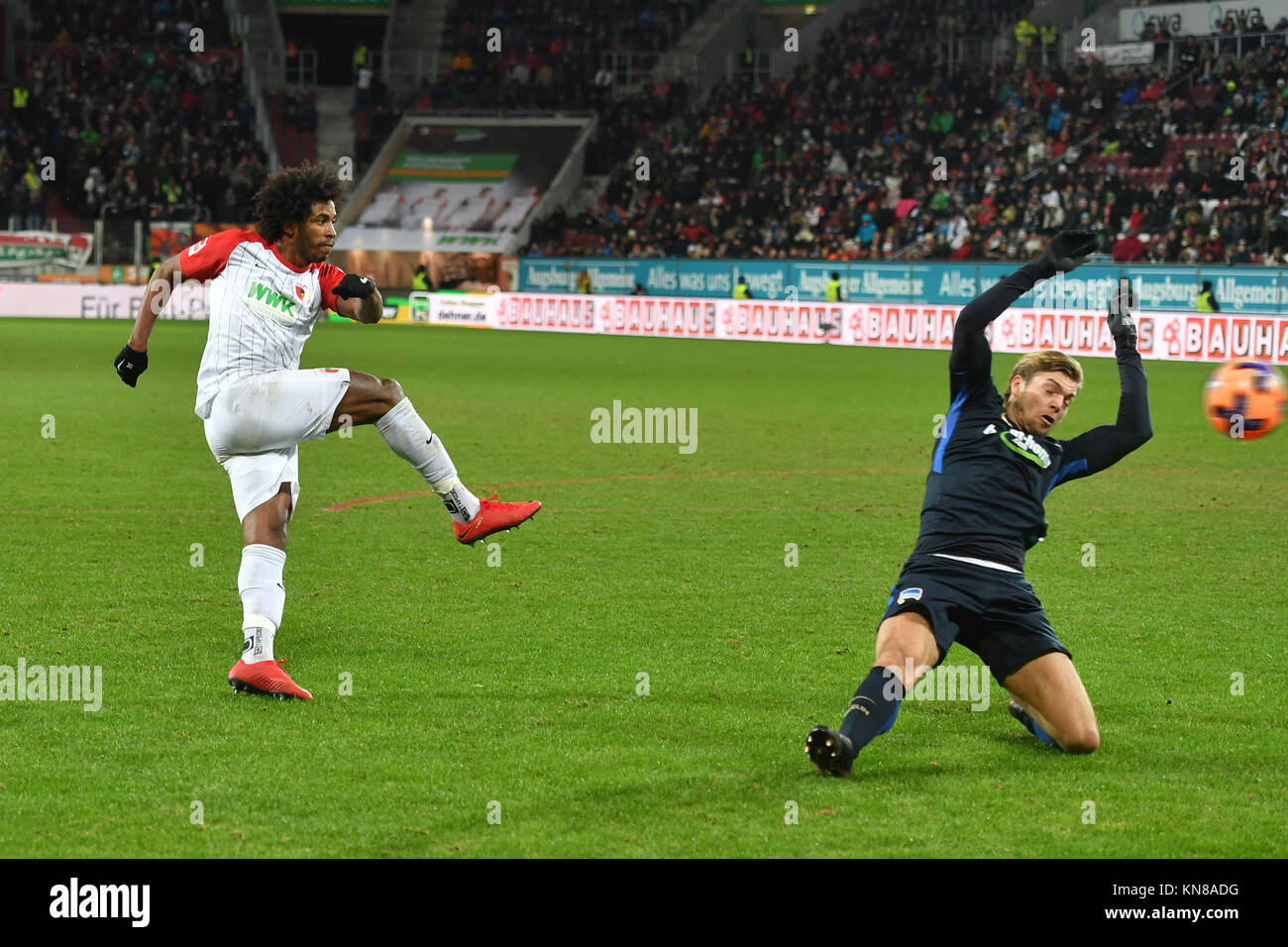 F. CAIUBY DA SILVA (li, FC Augsburg) schiest obiettivo das zum 1-0 contro Alexander ESSWEIN (Hertha BSC), Aktion, goalschuss, Fussball 1. Bundesliga, 15. Spieltag, FC Augsburg (A)-Hertha BSC (B) 1-1, am 10.12.2017 in Augusta/Germania, WWK A R E N A. |L'utilizzo in tutto il mondo Foto Stock